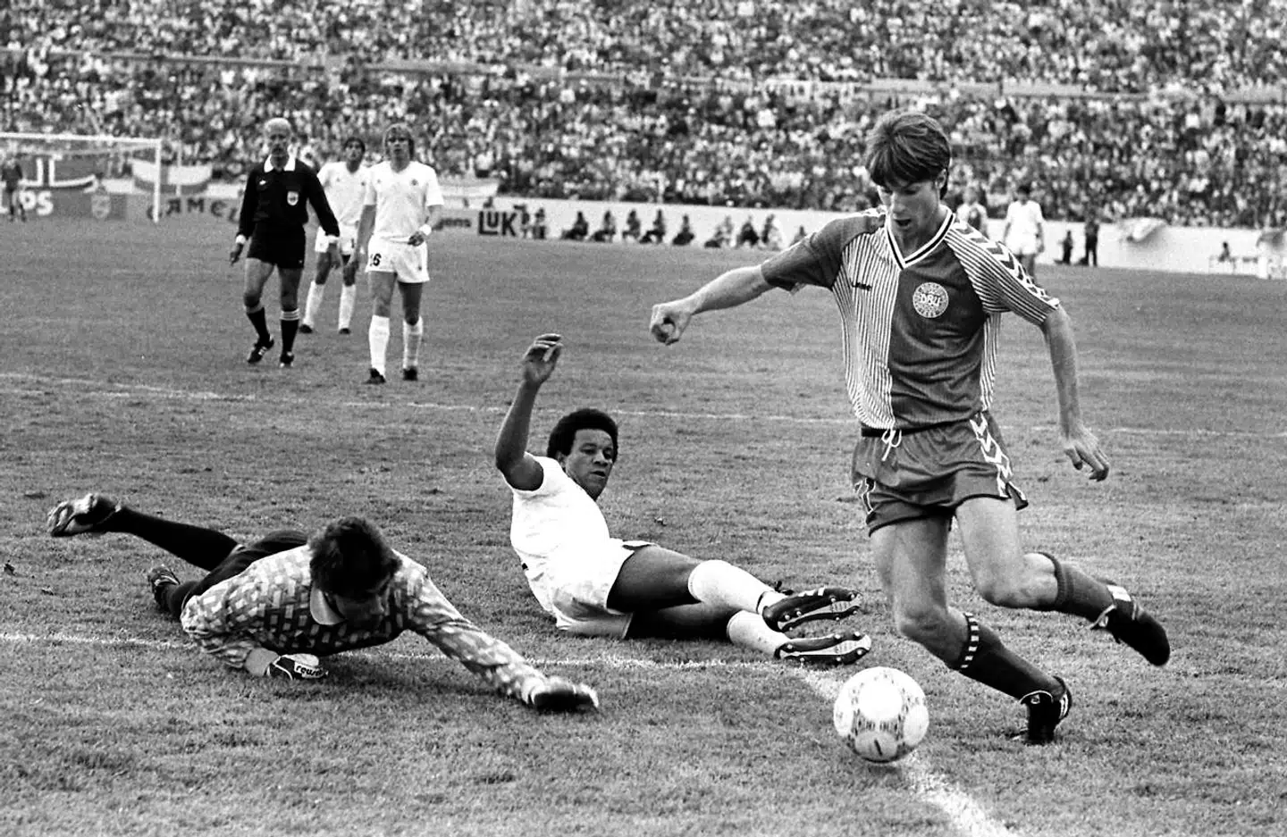 VM-kamp Danmark-Uruguay 6-1. Michael Laudrup har afdriblet diverse forsvarsspillere samt målmanden og scorer Danmarks 3. mål.