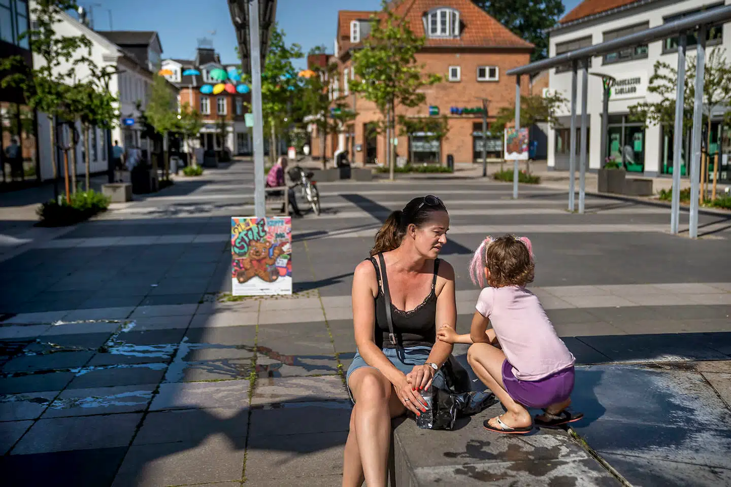 42-årige Danielle Smith med datteren Abigail på seks år. De bor i en lille by uden butikker nogle kilometer fra Helsinge og kommer ofte ind til Helsinge for at handle. Danielle Smith synes ikke, at det ville være en god idé med biltrafik i gågaden. Hun er glad for de gratis parkeringsmuligheder lige i nærheden af gågaden, og hun tænker, at det i højere grad ville kunne trække flere kunder til byen, hvis der var flere butikker.
