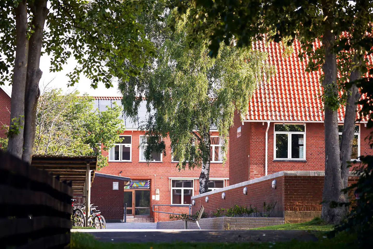 Fløng Skole, på billedet, har sendt en mail ud til forældrene for de ældste klasser og advaret mod, at piger kan blive udsat for krænkelser i fritiden, hvor de typisk hænger ud ved Den Blå Plads. Skoleledelsen på Fløng Skole har ikke ønsket at udtale sig til Berlingske om deres besked til forældrene om en »overgrebskultur«, de ældste elever udsættes for. Det var heller ikke muligt at besøge skolen fredag.