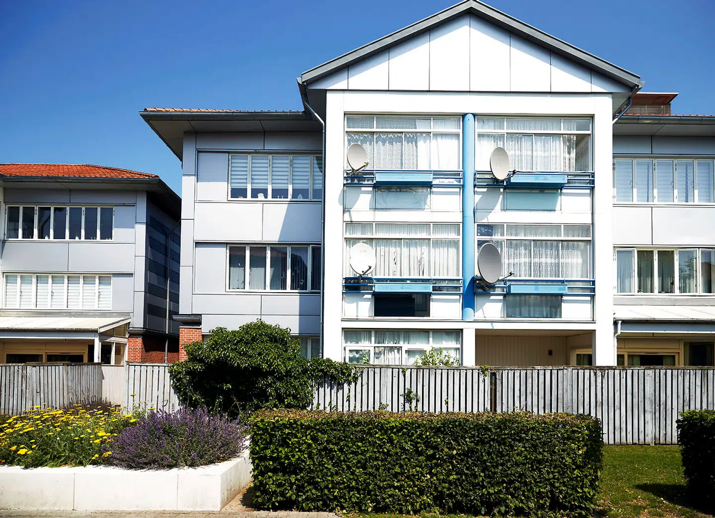 Fløng Skole har sendt en mail ud til forældrene for de ældste klasser og advaret imod, at pigerne kan blive udsat for krænkelser i fritiden, hvor de typisk hænger ud ved Den Blå Plads. Det hævdes i mailen, at det er unge mennesker fra boligområdet Charlotteager, der krænker pigerne.