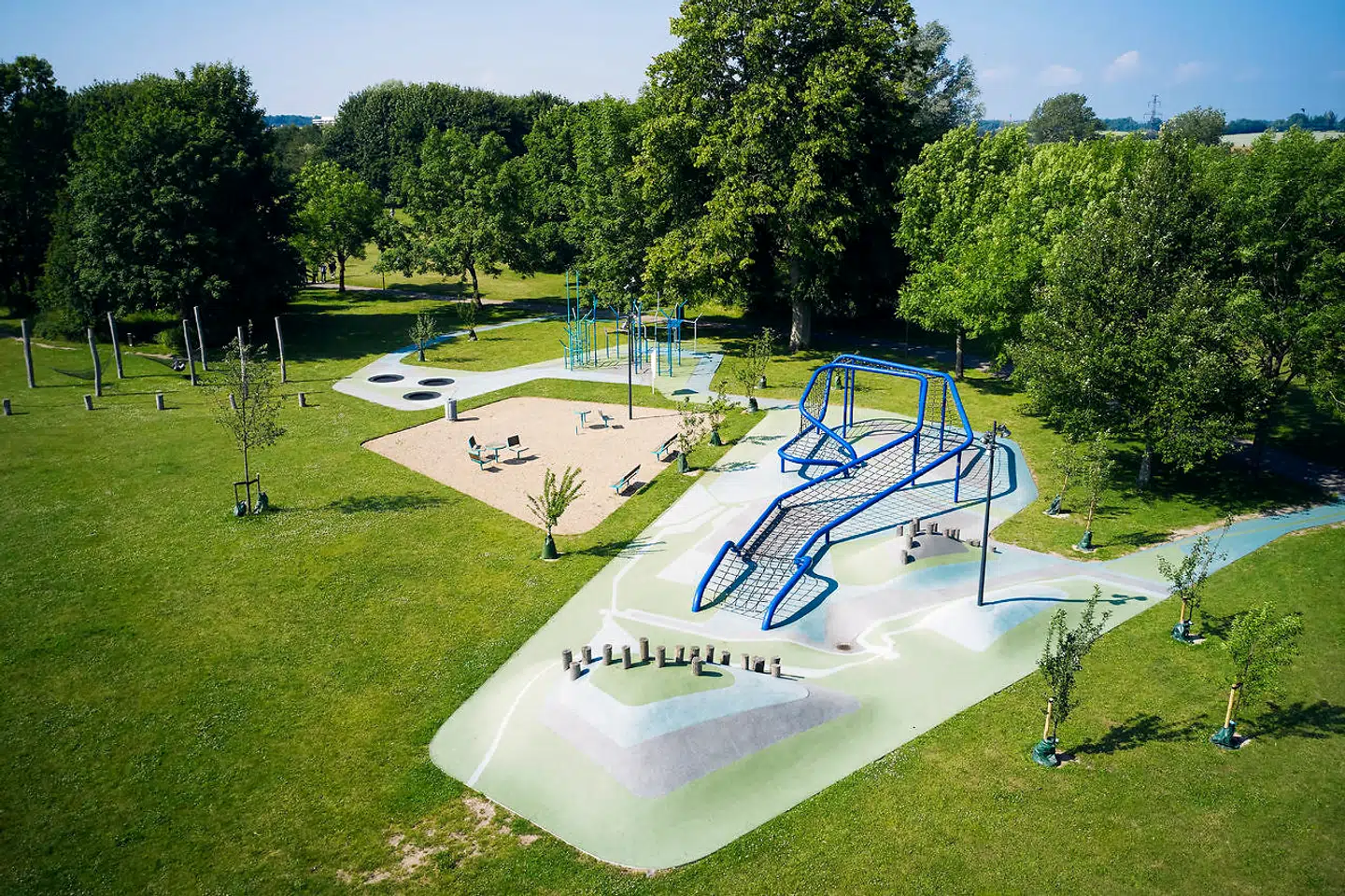 Den Blå Plads ved Fløng Skole. Det er her skolens større elever hænger ud om aftenen om sommeren og angiveligt antastes af unge fra en nærliggende boligblok.