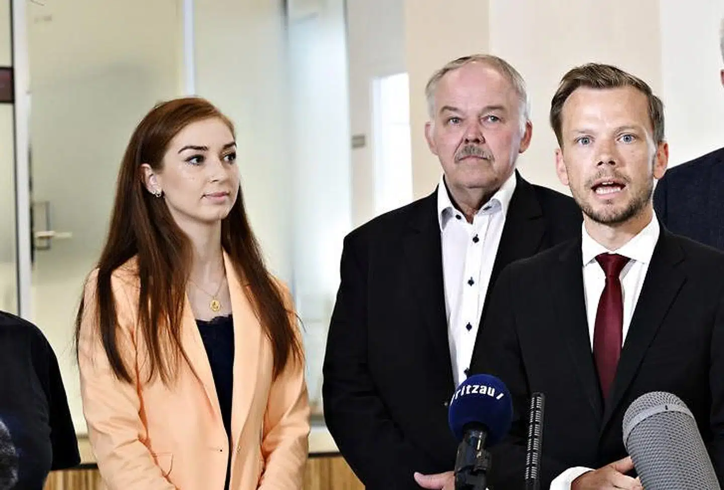 Samira Nawa (RV) og Bent Bøgsted (DF) og (længst til højre) beskæftigelsesminister Peter Hummelgaard (S) forholder sig hver især forskelligt til spørgsmålet om, hvorvidt tusindvis af danskere muligvis skal betale topskat, hvis de får udbetalt de indefrosne feriepenge. Her ses de sammen i en anden forbindelse i Beskæftigelsesministeriet onsdag 17. juni 2020.