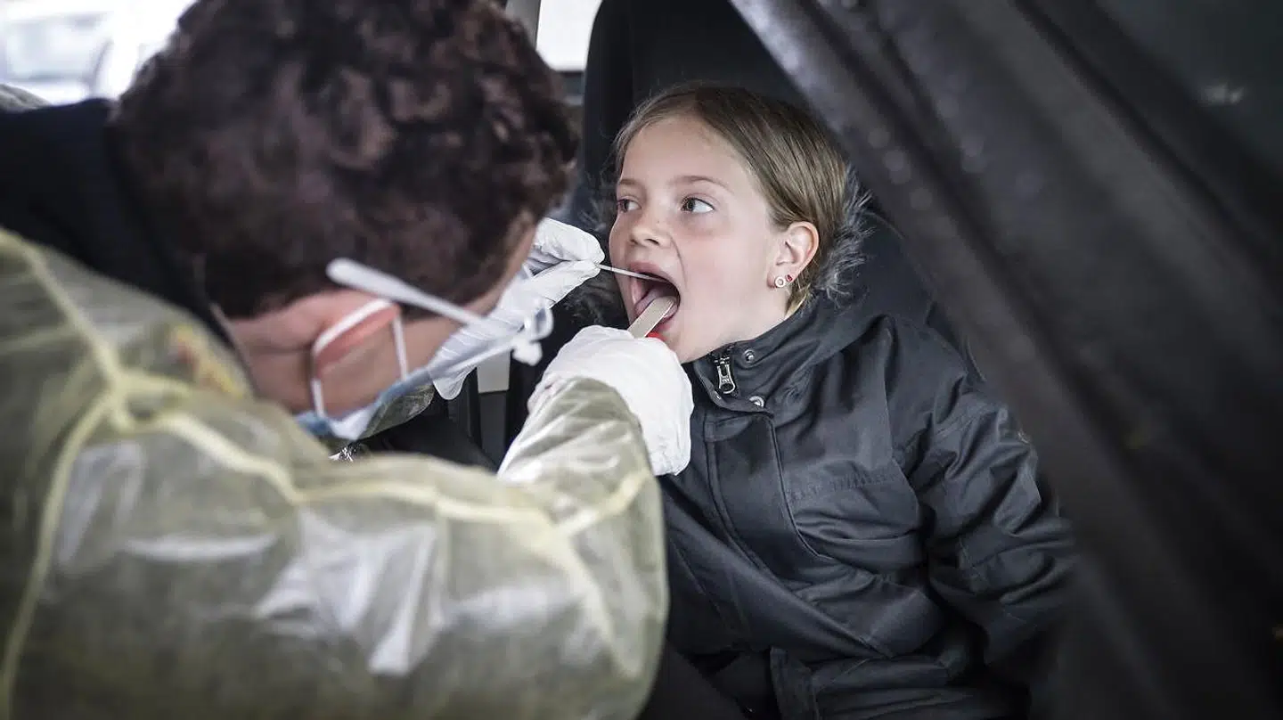 Når færre af de bekræftede nysmittede bliver indlagt, skyldes det så blot, at teststrategien har ændret sig? Her giver to eksperter deres bud.