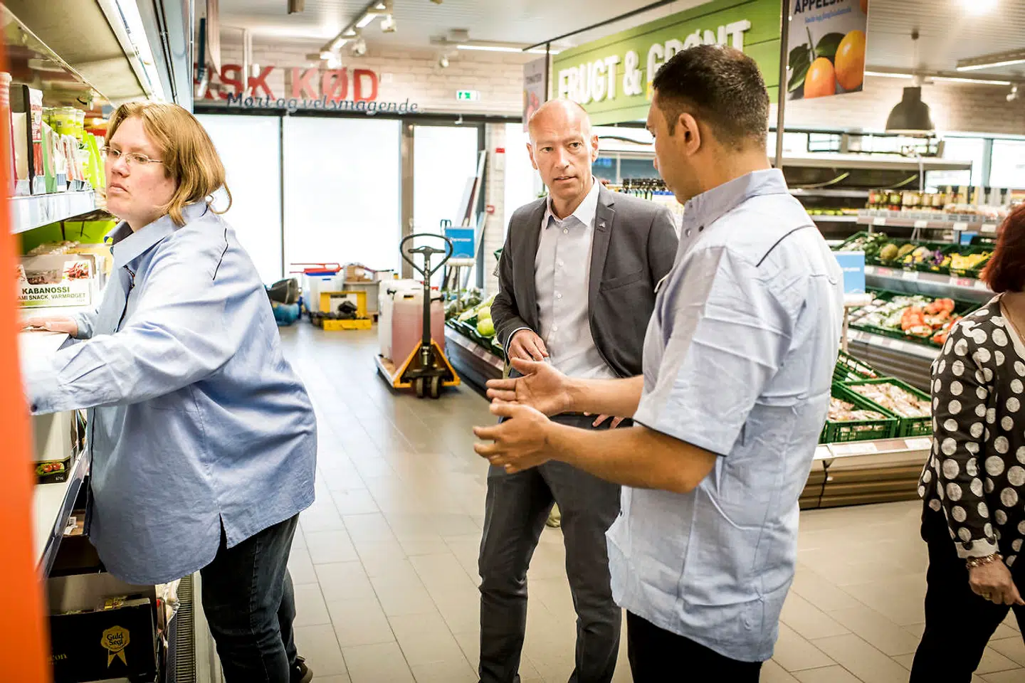 Finn Tang (midten) overtog i 2017 jobbet som chef for den tyske discountkæde Aldi Danmark. Tidligere har han været direktør for Lidl Danmark. Her er han i Aldi-butikken i Glostrup.