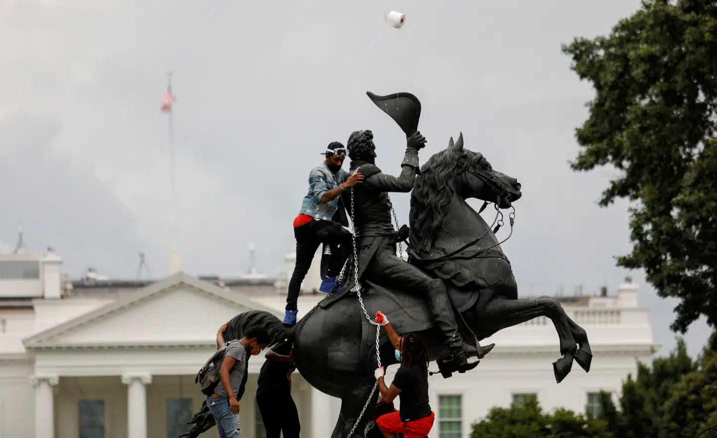 Demonstranter forsøgte mandag at vælte en statue af den tidligere præsident Andrew Jackson uden for Det Hvide Hus.