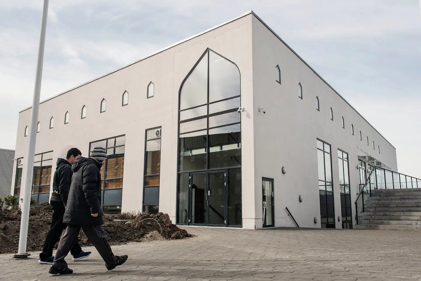 »Det er mere end på tide, at der bliver sagt fra. Vi har ikke tid til at vente, Hr. minister. Nyere danmarkshistorie er spækket med nedslående eksempler på ministre, der ikke sagde fra i tide. Overfor kønsopdelte svømmehold, halalkød i offentlige institutioner, tørklæder bag skranken, opførelsen af minareter og alle de andre islamiserende skridt, som presser sig på,« skriver Morten Messerschmidt.