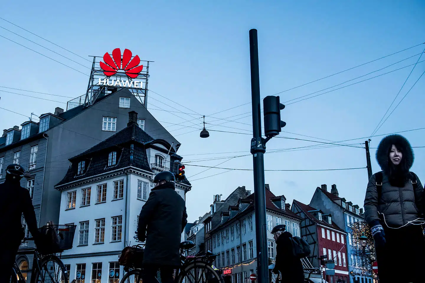 Den offentlige kritik og mistanke mod Huawei går på, at virksomheden har tætte forbindelser til kinesiske myndigheder og efterretningstjenester. Det kan derfor udgøre en trussel for Danmarks sikkerhedspolitiske interesser, hvis Huawei får kontrol over den digitale infrastruktur i landet. Arkivfoto: Asger Ladefoged