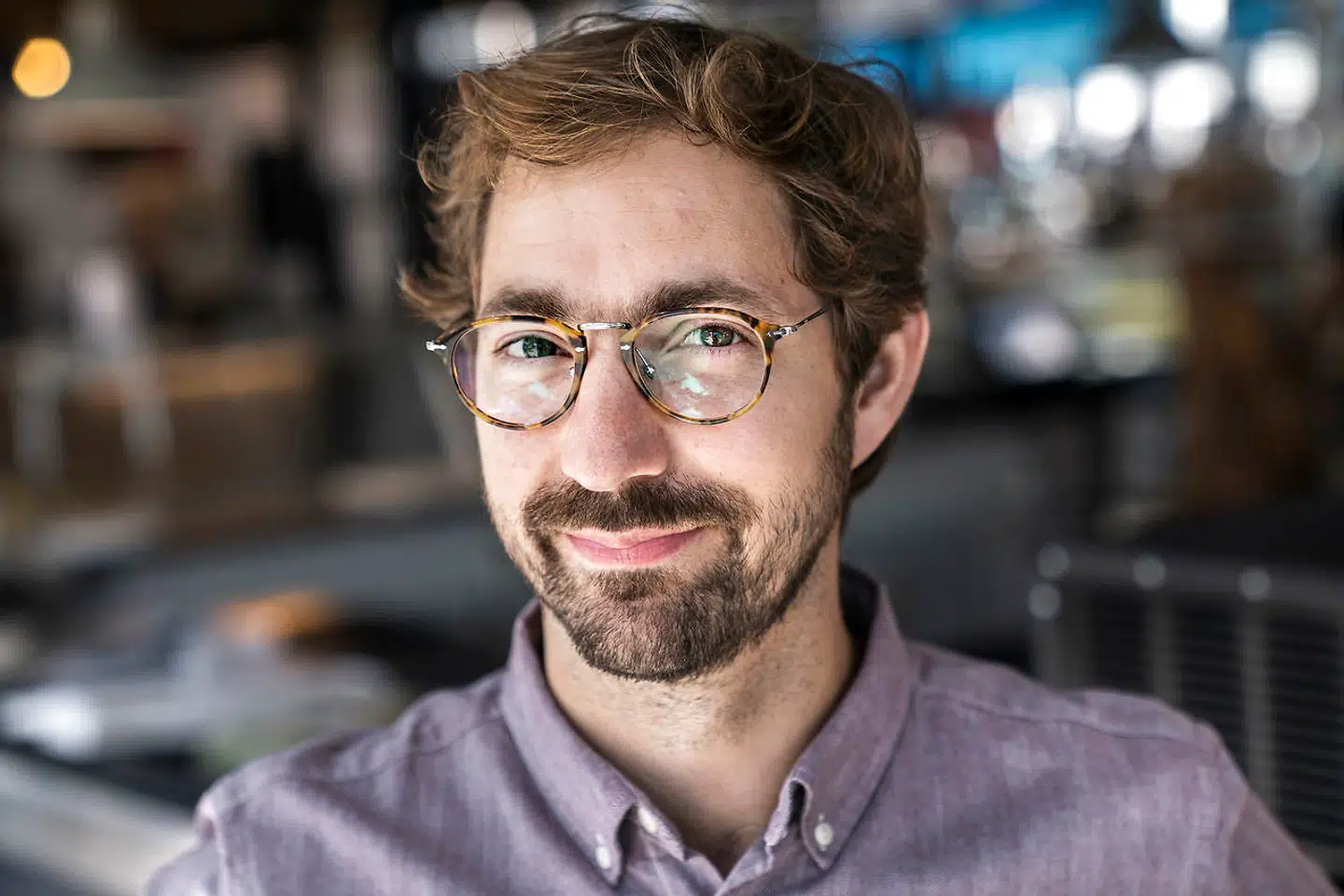 Edouard Cazazian kom i sin tid til Danmark, da han forelskede sig i en dansk pige. Det forhold er for længst slut. Nu bor han i den franske del af Baskerlandet. Ma Poule er en fuldtidsbeskæftigelse, da han selv står for al importen af de franske varer til forretningen.