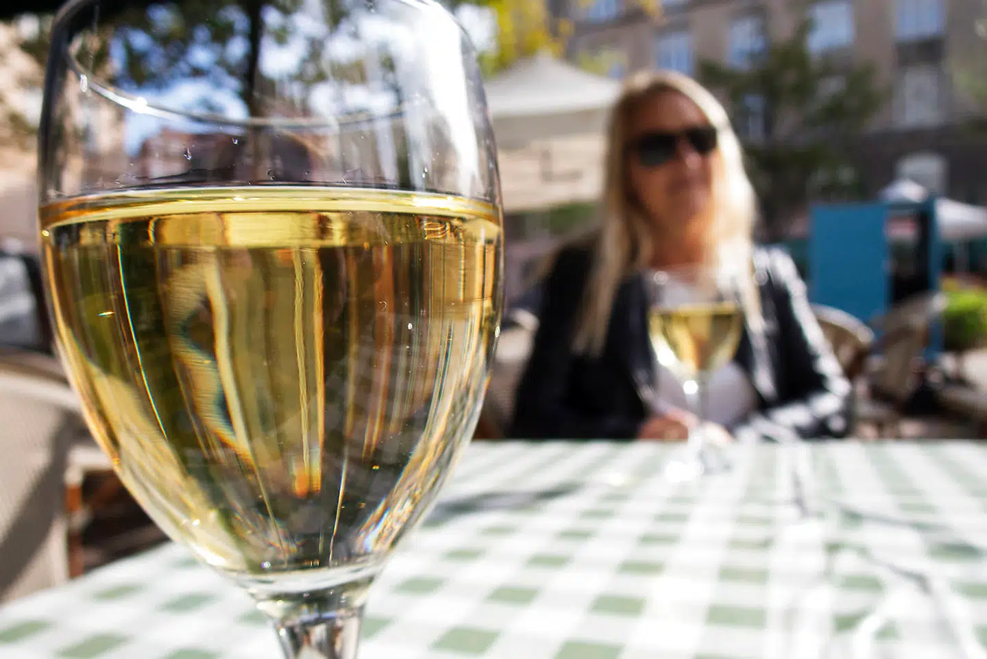 (ARKIV) Hvidvin på restaurant Saint Jaques på Østerbro, 15. september 2018. 60 milliarder kroner i feriepenge er på vej tilbage i borgernes lommer. Samtidig får borgere på overførselsindkomst forsødet privatøkonomien i ny sommerpakke. Men der er et problem, som splitter Folketinget.