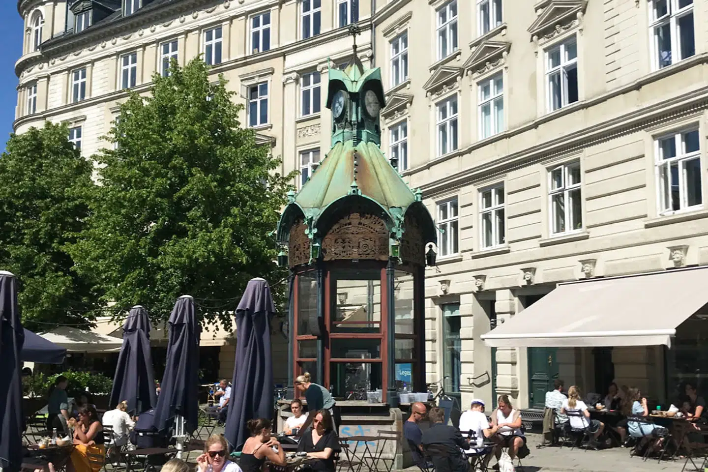 Fra den gamle telefonkiosk på Sankt Hans Torv kan man fremover købe sig et køligt glas naturvin fra torsdag til lørdag.