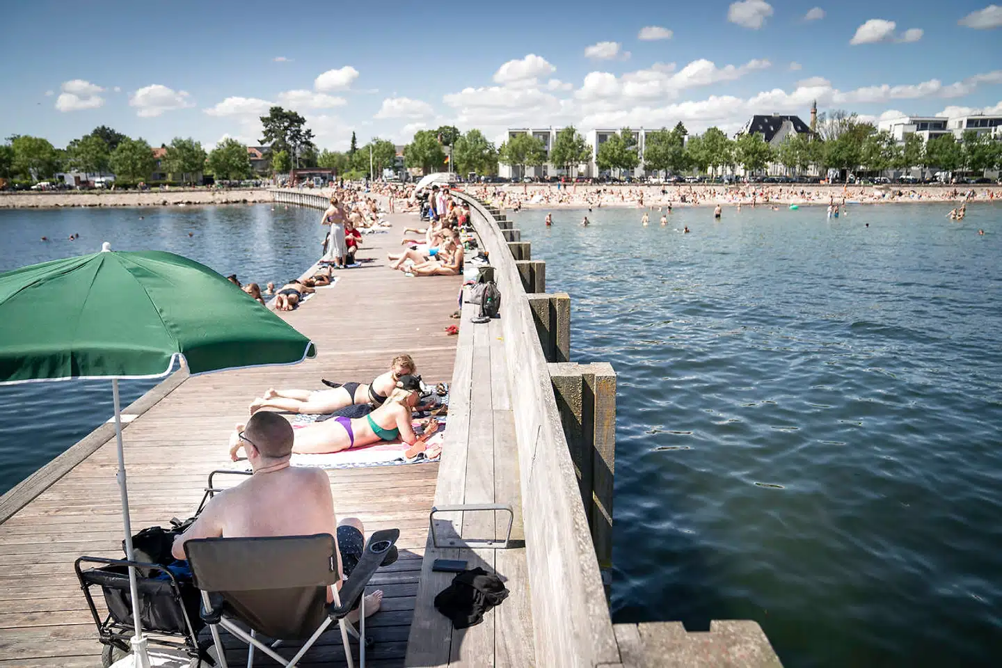 Årets første varmebølge er over os, og mange søger mod stranden som her ved Svanemølle Strand i København. Nu er diskussionen om, hvor meget skat man skal betale for de ekstra ferieuger, danskerne har mulighed for at få udbetalt, begyndt.