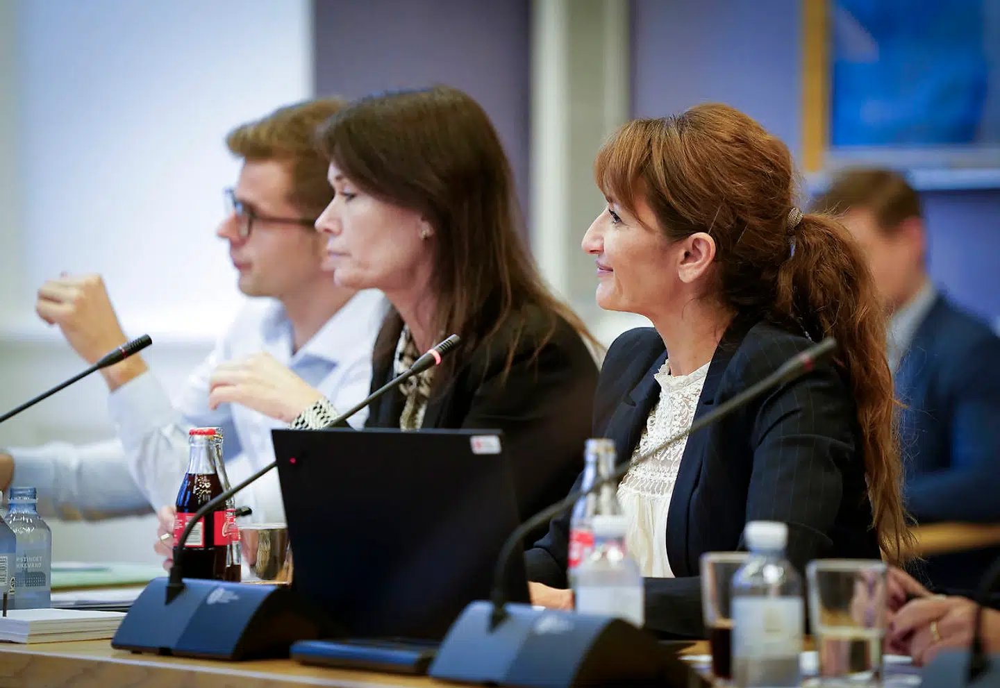 Arkivfoto. Brigitte Klintskov Jerkel i midten. » Hvis du er voldsoffer og har brug for hjælp, er det vel ligegyldigt, om du er mand eller kvinde. Du bliver påvirket af det, du bliver udsat for,« siger socialordfører Brigitte Klintskov Jerkel (K).