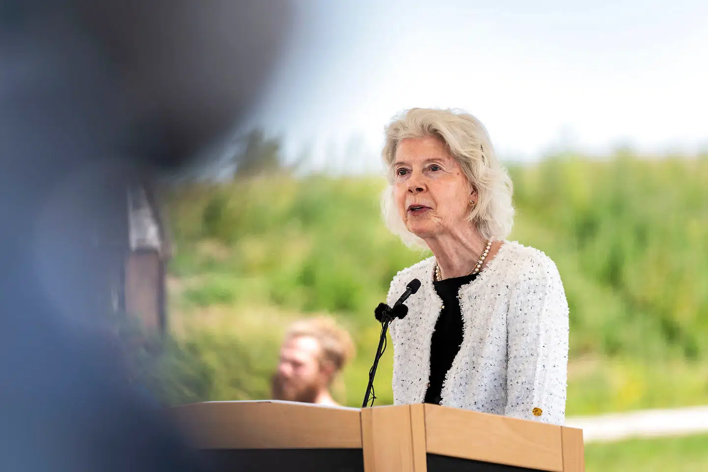 A.P. Møller Fondens bestyrelsesformand, Ane Mærsk Mc-Kinney Uggla, har haft den store pengepung fremme og doneret 400 mio. kr. til at etablere et forsknings- og innovationscenter i København, der skal løse skibsfartens klimaudfordringer. Hun er her fotograferet i sagnlandet Lejre tidligere på måneden ved åbningen af Danmarks nyopførte vikingehal, Kongehallen, som A.P. Møller Fonden har støttet.