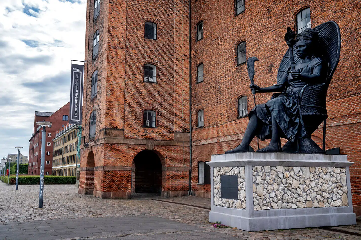 »'Queen Mary' var ikke en dedikeret oprører. Inden 1878 havde hun fået en mindre fængselsstraf for mishandling af et barn og en dom for et lille tyveri, og under begivenhederne på St. Croix i oktober 1878 er hun kun kendt for at have gået i spidsen for en bande, der antændte ni plantageejendomme,« skriver Peter Garde. Her ses »Queen Mary« ved Vest Indisk Pakhus.
