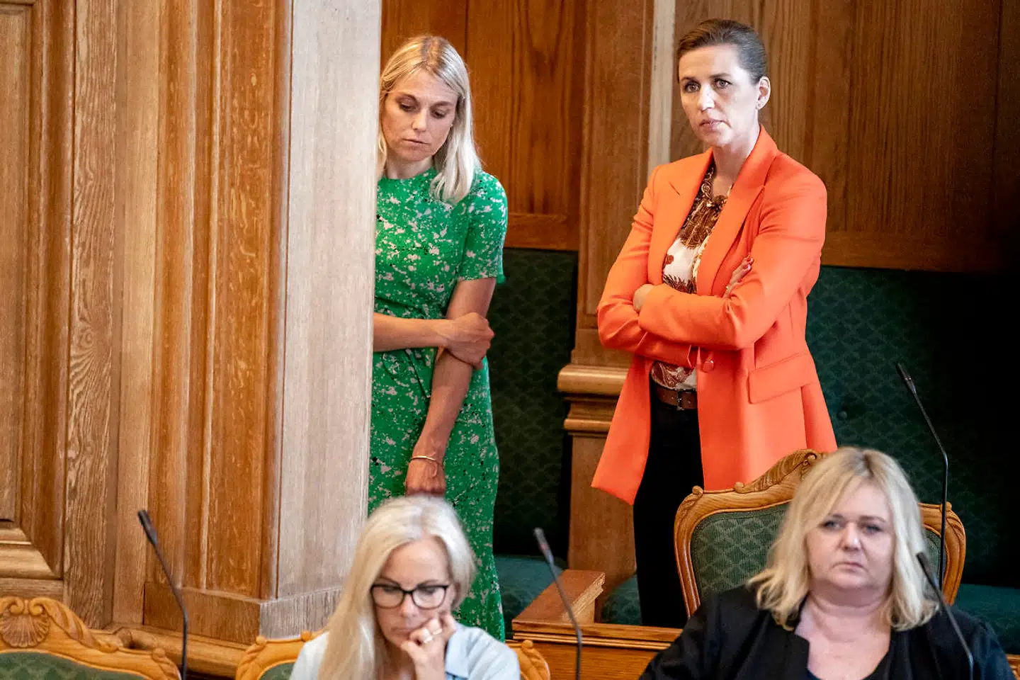 Forsvarsminister Trine Bramsen (S) og statsminister Mette Frederiksen (S) under afslutningsdebat i Folketinget på Christiansborg i København mandag 22. juni 2020.