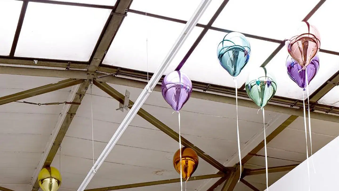 17 svævende balloner udgør et nyt kunstværk, der skal pryde metrostationen på Kongens Nytorv i mange generationer fremover.