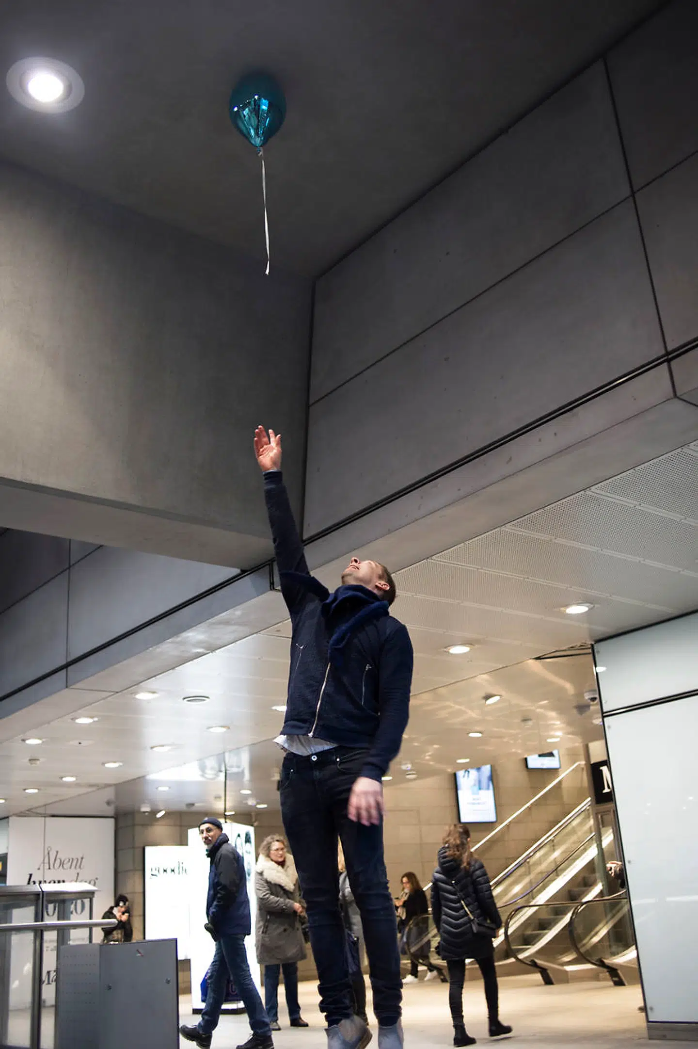 Jeppe Hein bor og arbejder til daglig i Berlin. Her er han fotograferet ved en tidligere lejlighed i metroen på Kongens Nytorv.