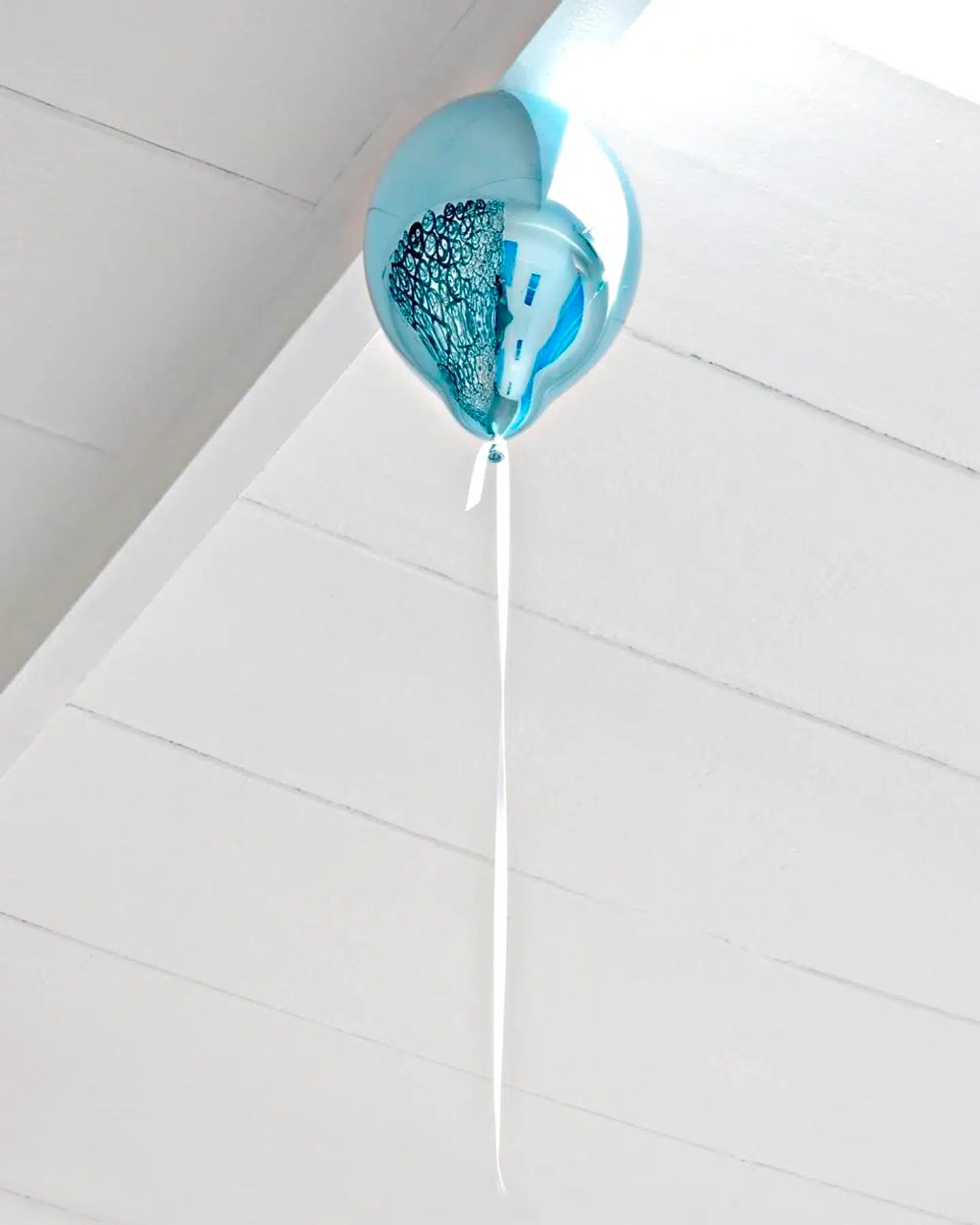 Værket er blevet en realitet med økonomisk støtte fra Niels Wessel Bagges Kunstfond, der også fik selve ideen til et kunstværk nede i metroen.