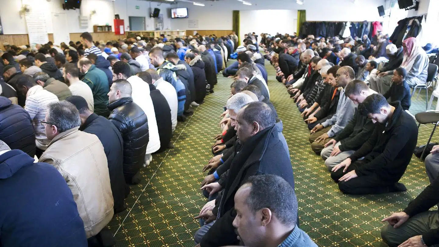 Fredagsbøn i Fredens Moské i Aarhus. Blå blok vil have forbudt muslimske bønnekald gennem højttalere.