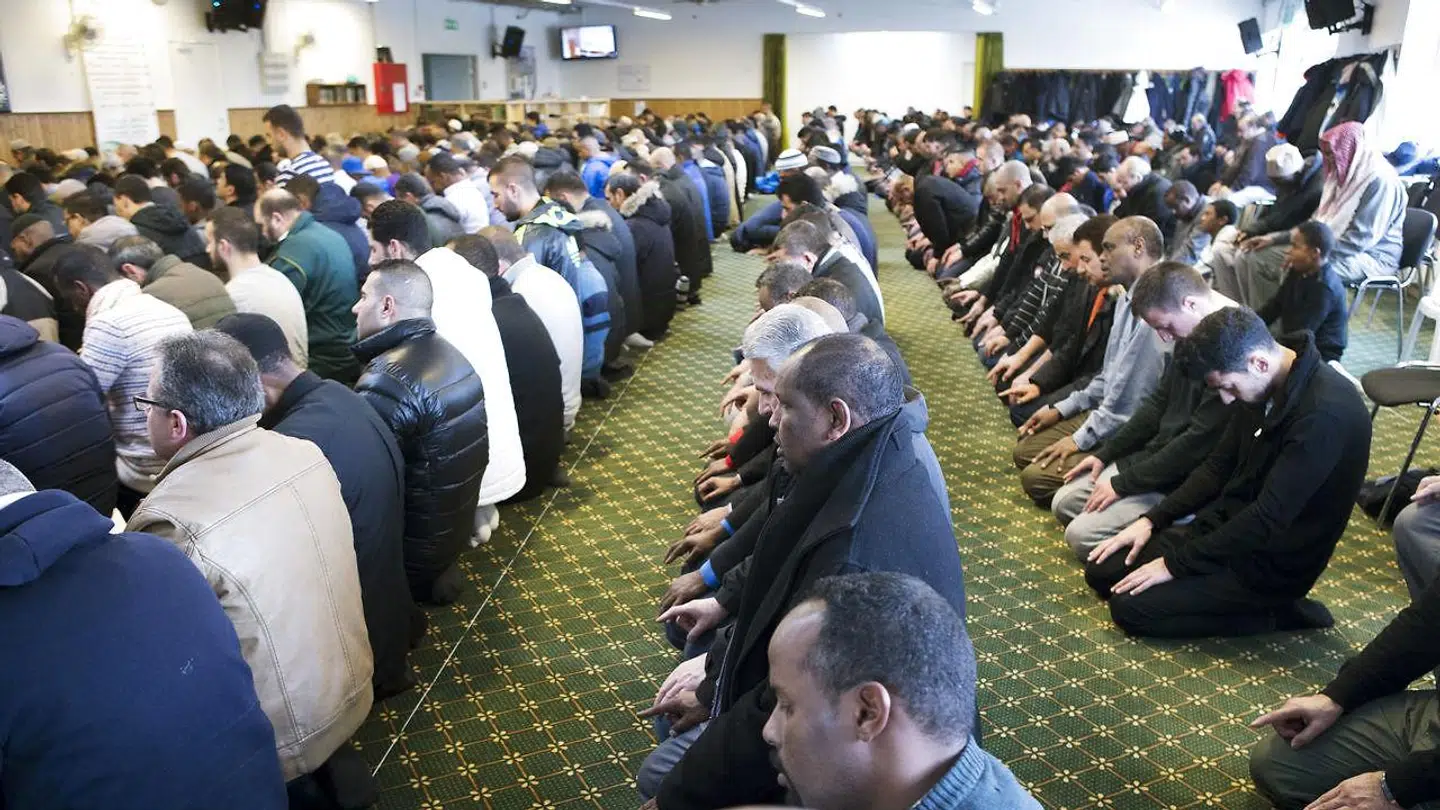 Fredagsbøn i Fredens Moské i Aarhus. Blå blok vil have forbudt muslimske bønnekald gennem højttalere.