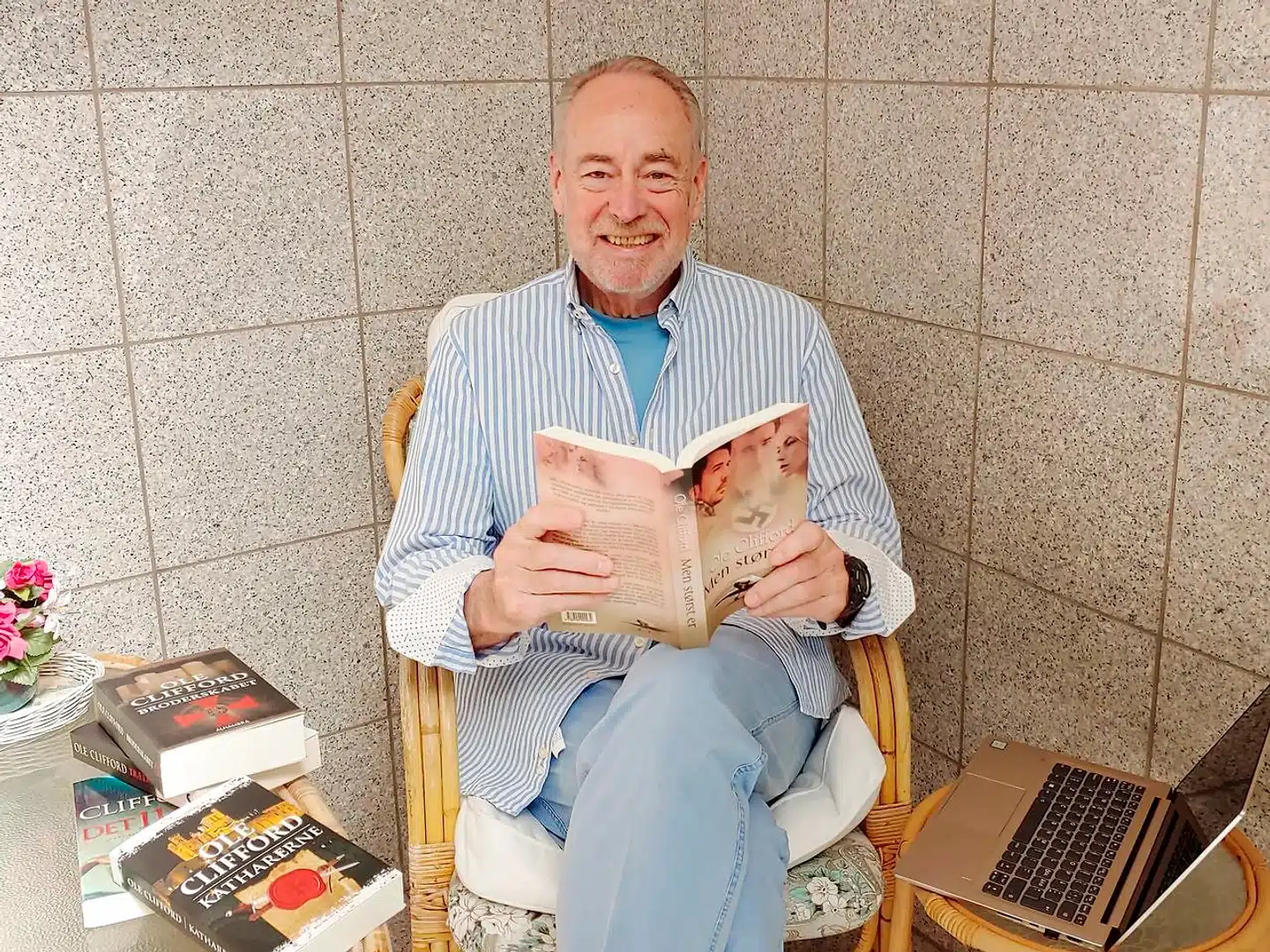 Forfatteren Ole Clifford i sin skrivepavillon i Sakskøbing med sin seneste bog, der foregår i Tyskland under Anden Verdenskrig.