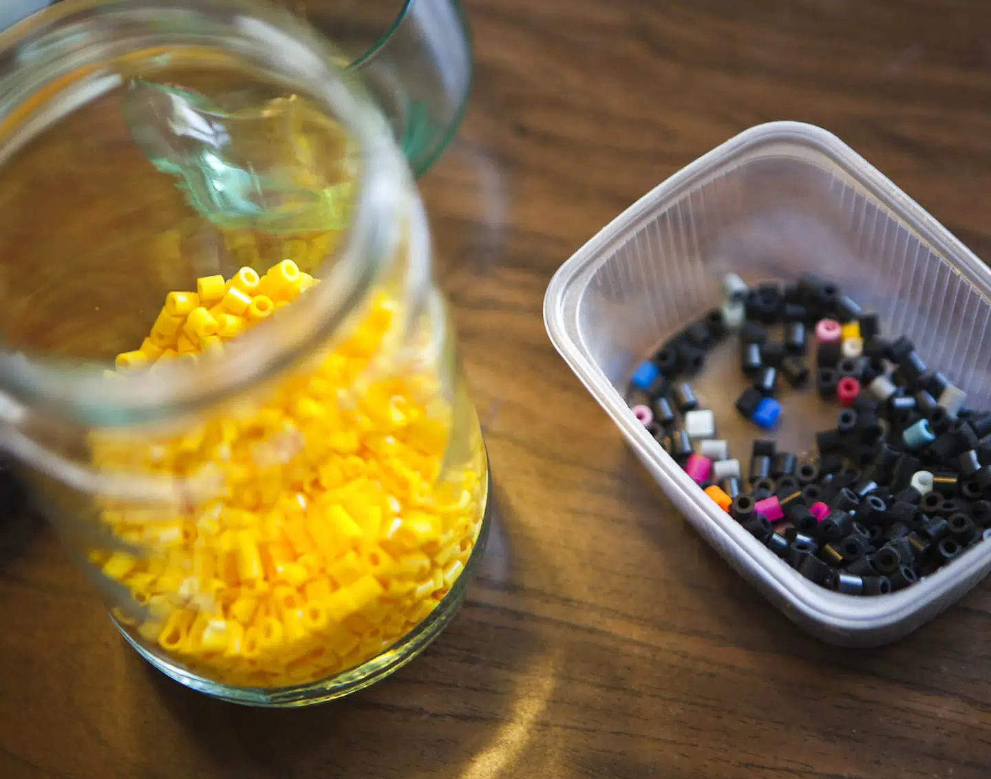 Et byrådsmedlem har rettet henvendelse til perlepladeproducenten Hama for at høre, om de ikke kan omdøbe farvenavnene på visse perler. To farver bidrager nemlig til hverdagsracisme, mener hun.