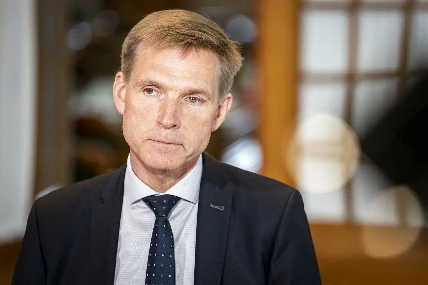 »Tænk at man kan stå i spidsen for et politisk parti, hvor man ender med at tabe mere end halvdelen af stemmer og mandater i ét hug, men alligevel får lov at fortsætte som politisk leder. Thulesen Dahl har leveret tre valgnederlag på stribe og har nu kurs mod et sikkert katastrofevalg ved næste års kommunalvalg,« skriver Jarl Cordua.