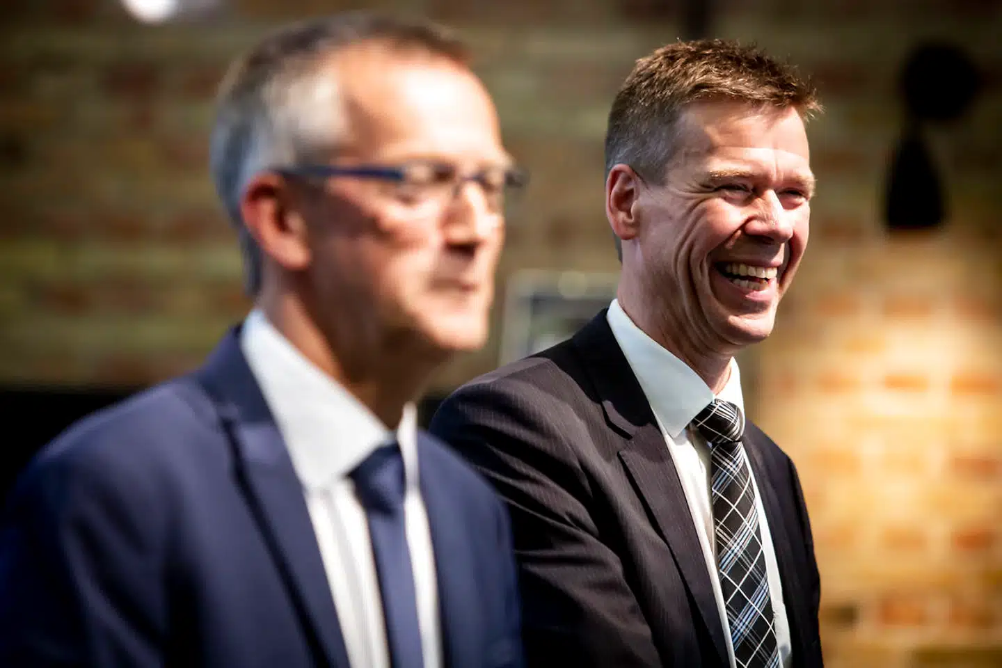 Formand for SEAS-NVE Jens Stenbæk (tv.) og administrerende direktør Jesper Hjulmand var ovenud tilfredse, da det i september sidste år blev annonceret, at man var blevet enig med Ørsted om at købe Radius for 21,3 mia. kr.