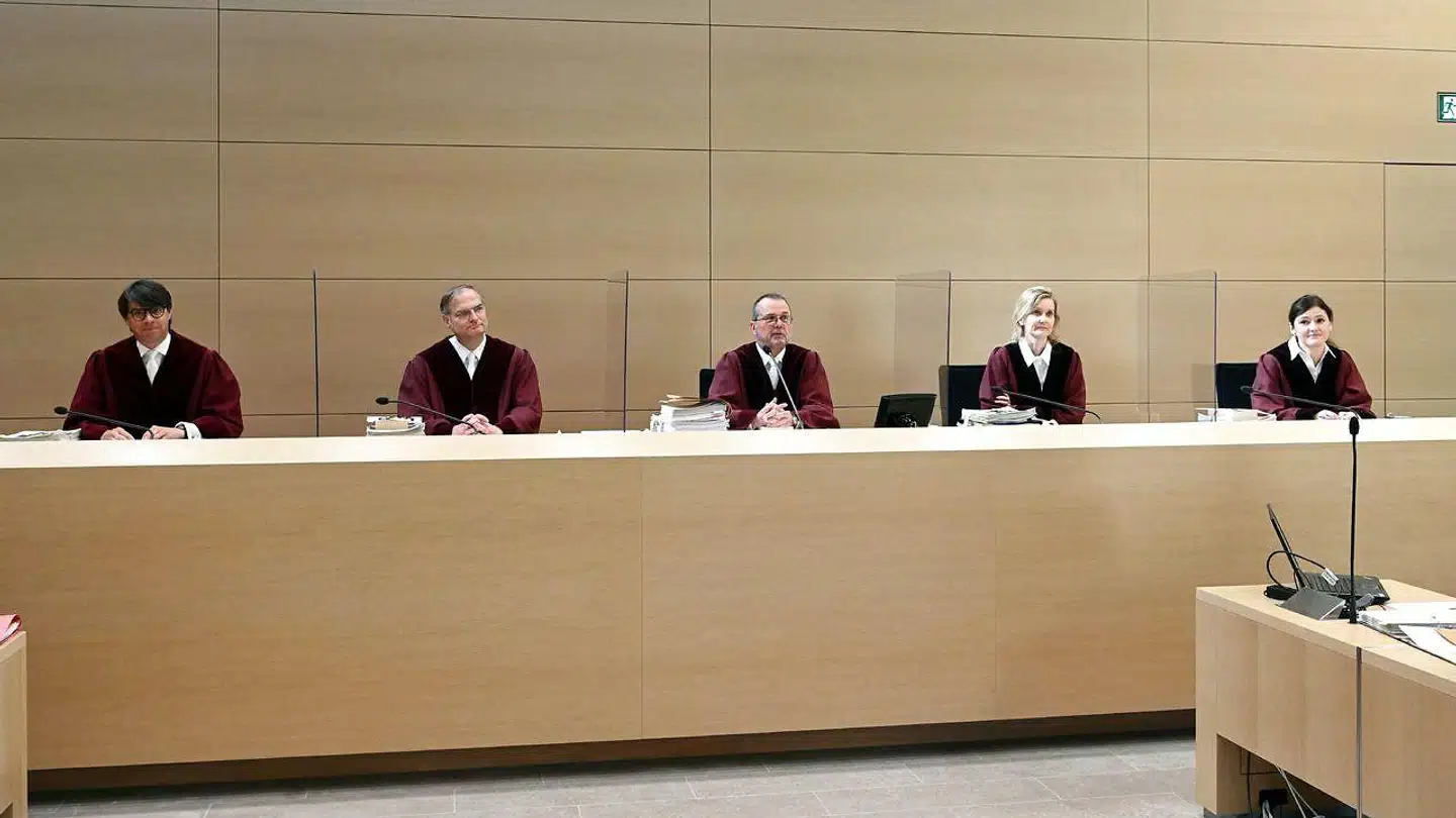 Den tyske højesteret i Karlsruhe med retsformand Peter Meier-Beck (i midten af billedet) afgjorde tirsdag, at Facebook-brugere skal give tilsagn, før Facebook må indsamle oplysninger om dem fra andre steder, heriblandt de Facebook-ejede tjenester WhatsApp og Instagram.