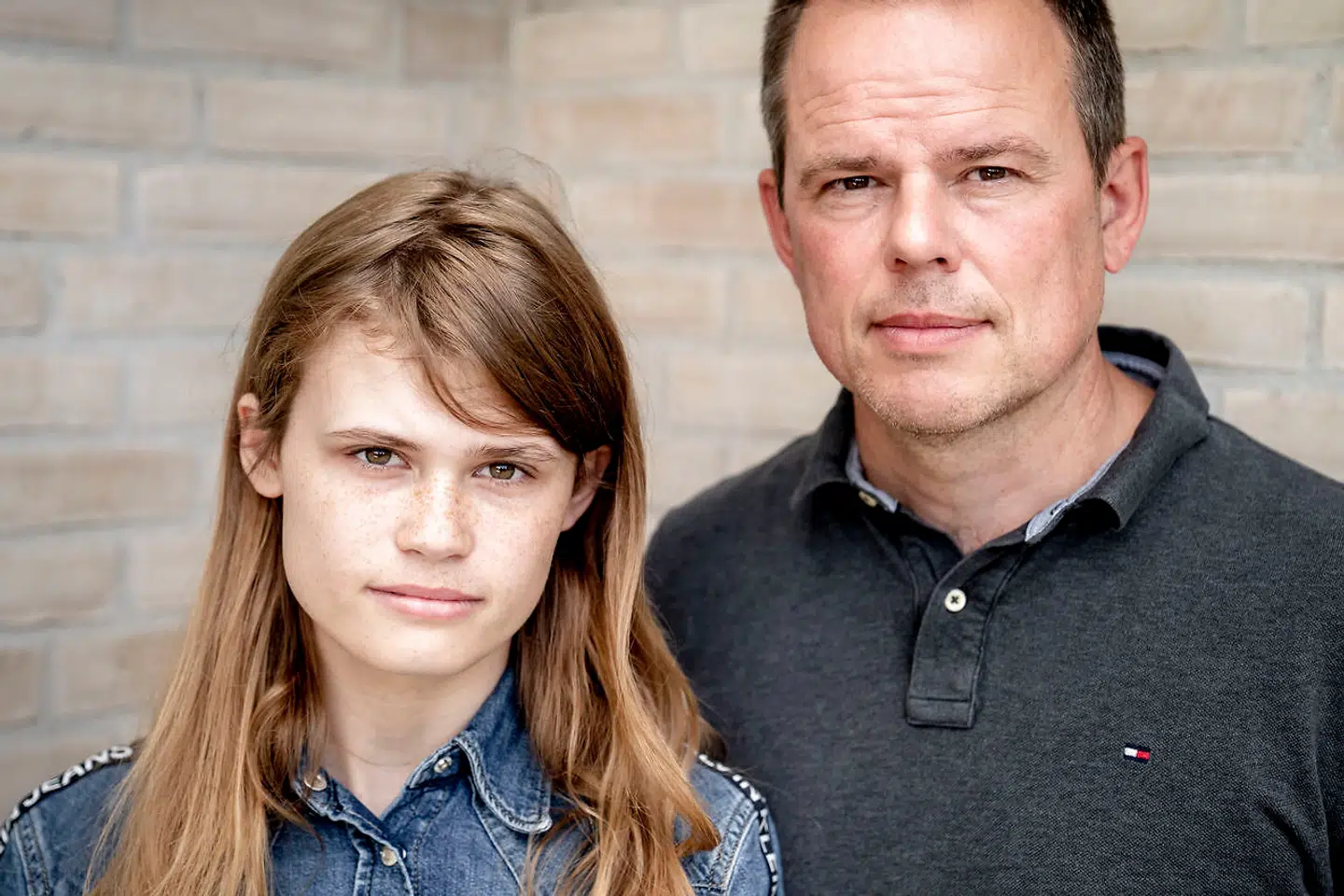 16-årige Camille Christensen venter stadig på den behandling, der kan redde hendes syn. Familien har ventet i årevis på, at genterapien skulle blive godkendt, og nu, hvor det er sket, er de fortvivlede over, at hun endnu ikke er blevet tilbudt medicinen: »Der hænger en sort sky over vores hjem,« siger Camilles far, Bent Christensen.