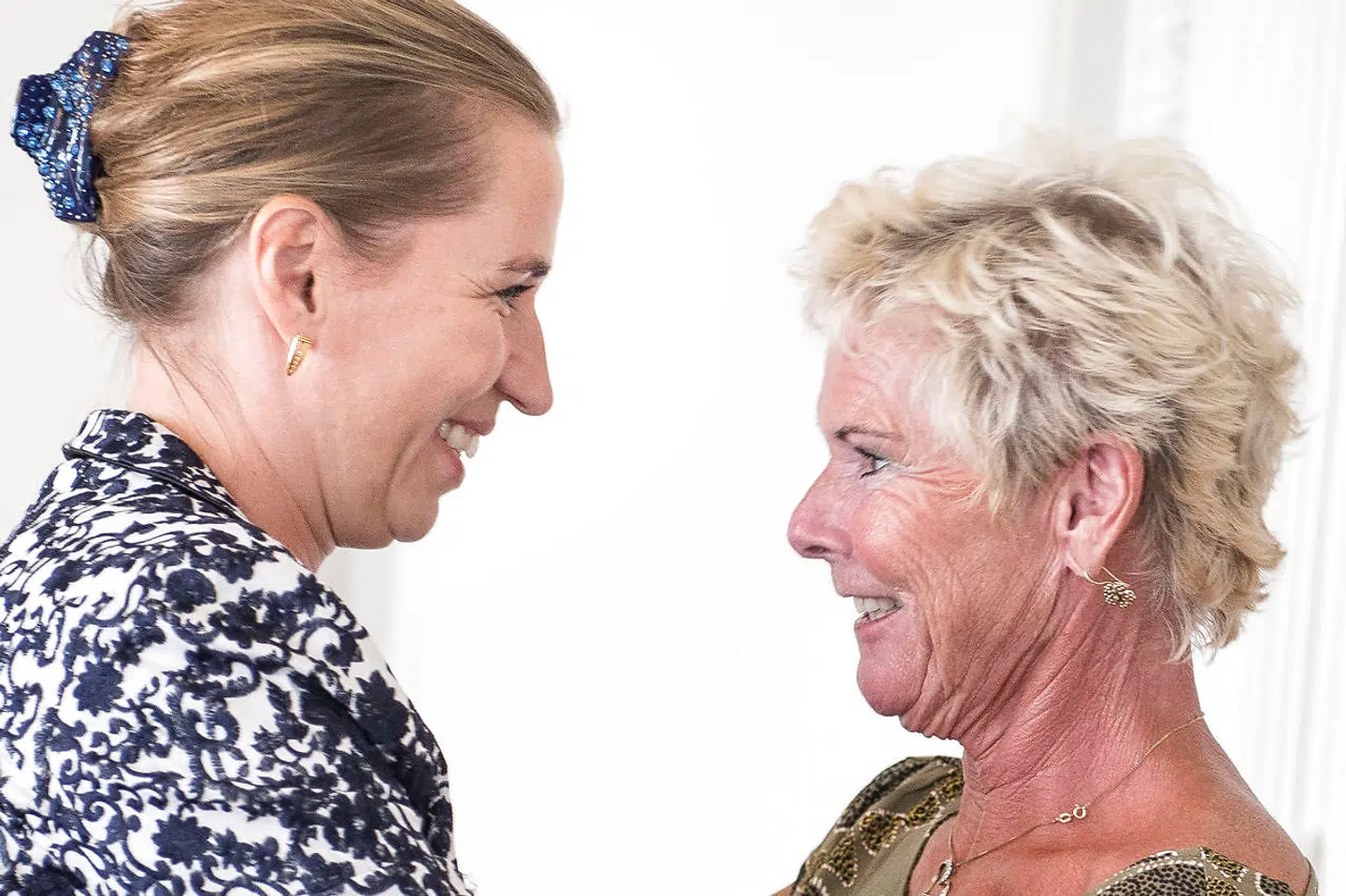 Statsminister Mette Frederiksen (S) mener, at det vil være uklogt at realisere forslaget om en midlertidig forhøjelse af dagpengene fra fagbevægelsen og formanden for Fagbevægelsens Hovedorganisation, Lizette Risgaard. Til gengæld arbejder de begge stadig for, at Arne og andre, der har været på arbejdsmarkedet længe, kan få en tidlig pension. Arkivfoto: Mads Claus Rasmussen/Ritzau Scanpix