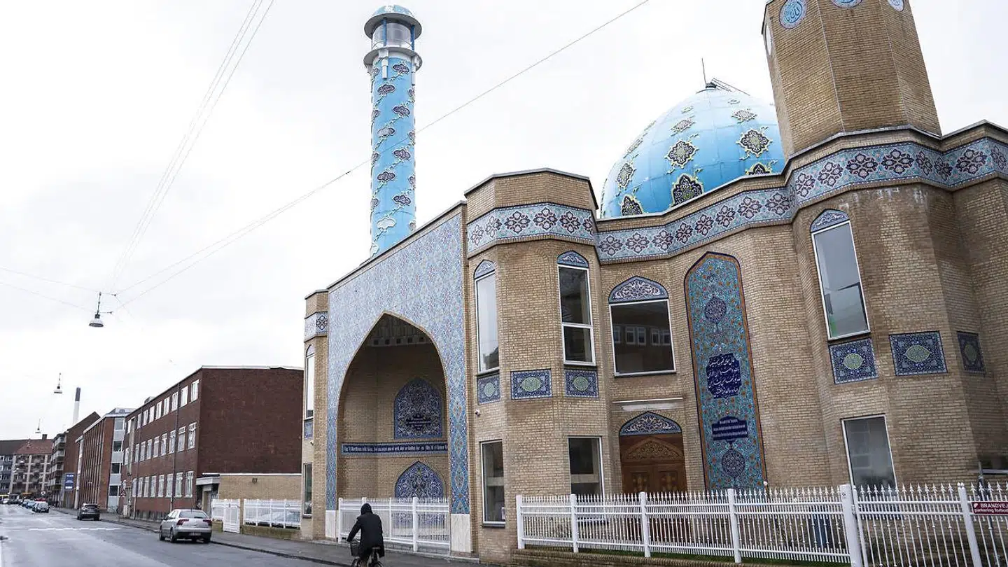 Kirkeministeriet har modtaget tre henvendelser fra to anerkendte muslimske trossamfund om muligheden for at udsende bønnekald over højttalere. Udlændinge- og integrationsministeren oplyser, at et forbud vil være i strid med Grundloven.