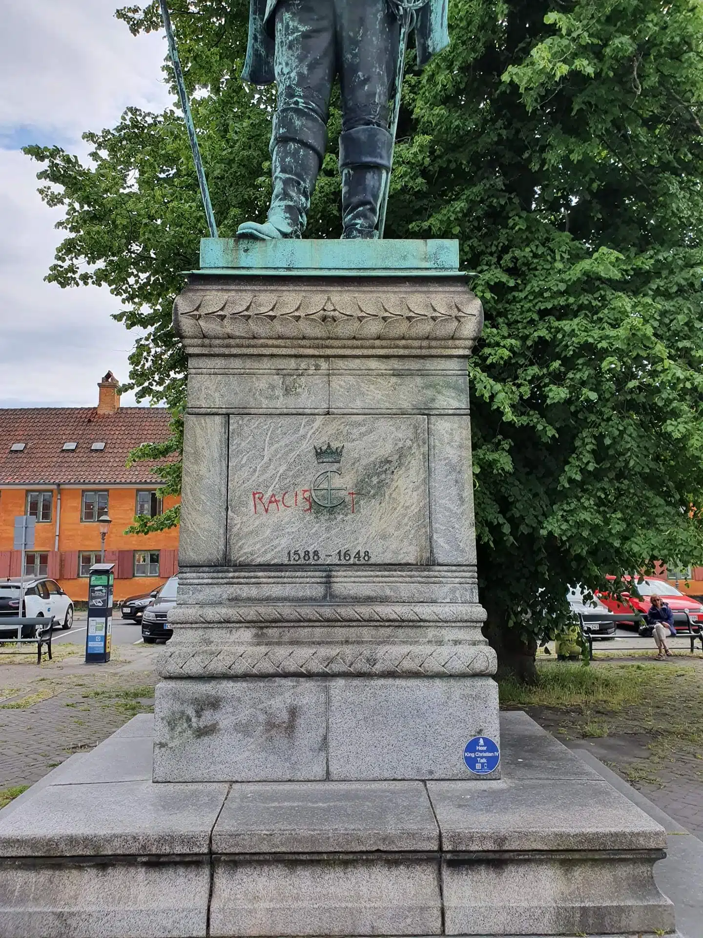 Berlingske har bedt Dansk Folkeparti om at dokumentere hærværk mod Christian IV-statuen i København. Billedet er fremsendt af Dansk Folkeparti.