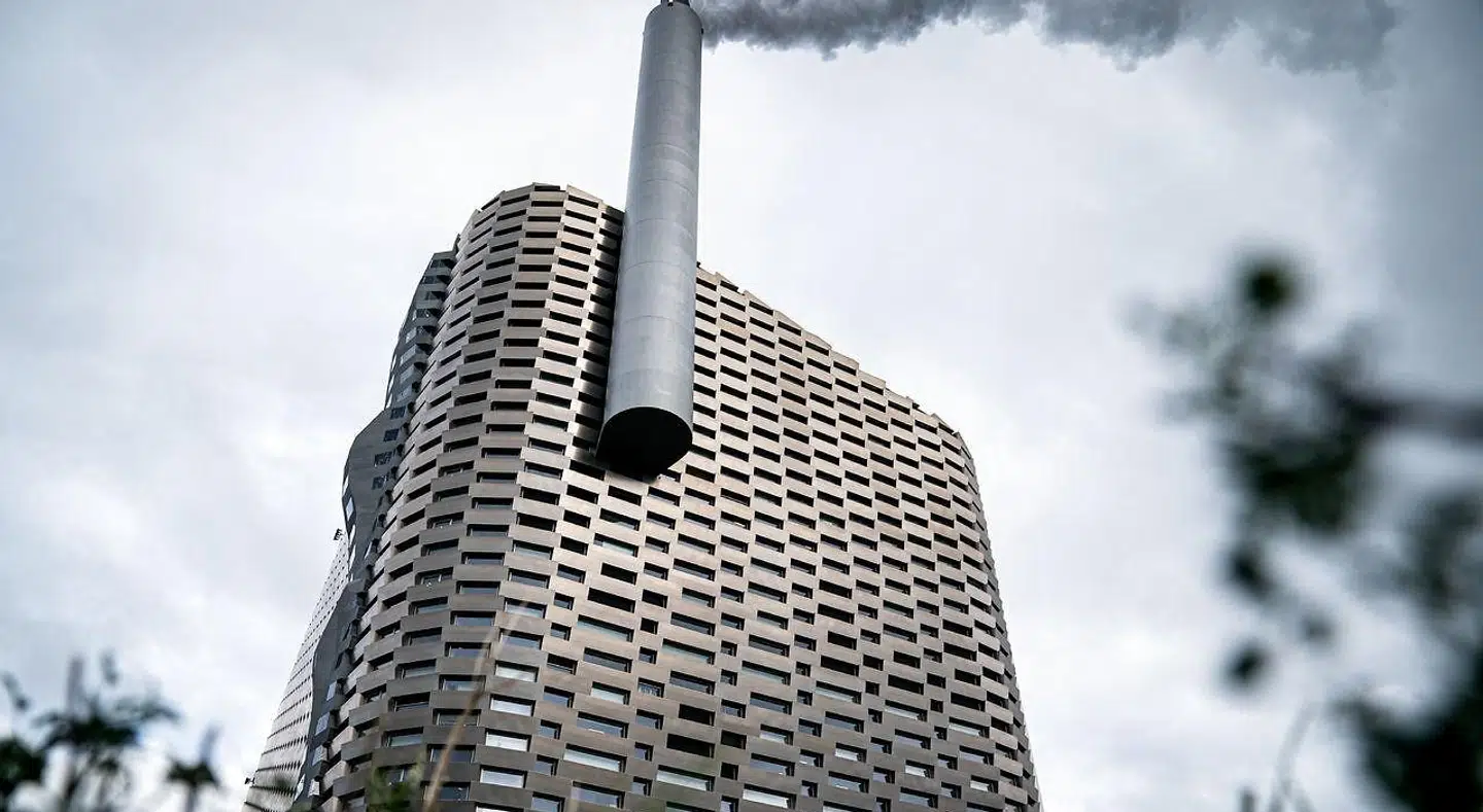 På affaldsforbrændingsanlægget Amager Bakke er det planen at indfange CO2 fra røggassen for enten at begrave drivhusgassen i undergrunden eller videreudnytte den til fremstilling af »grøn olie«. Det sidste kan imidlertid vise sig at blive dyrt for nationen – og for forbrugerne.