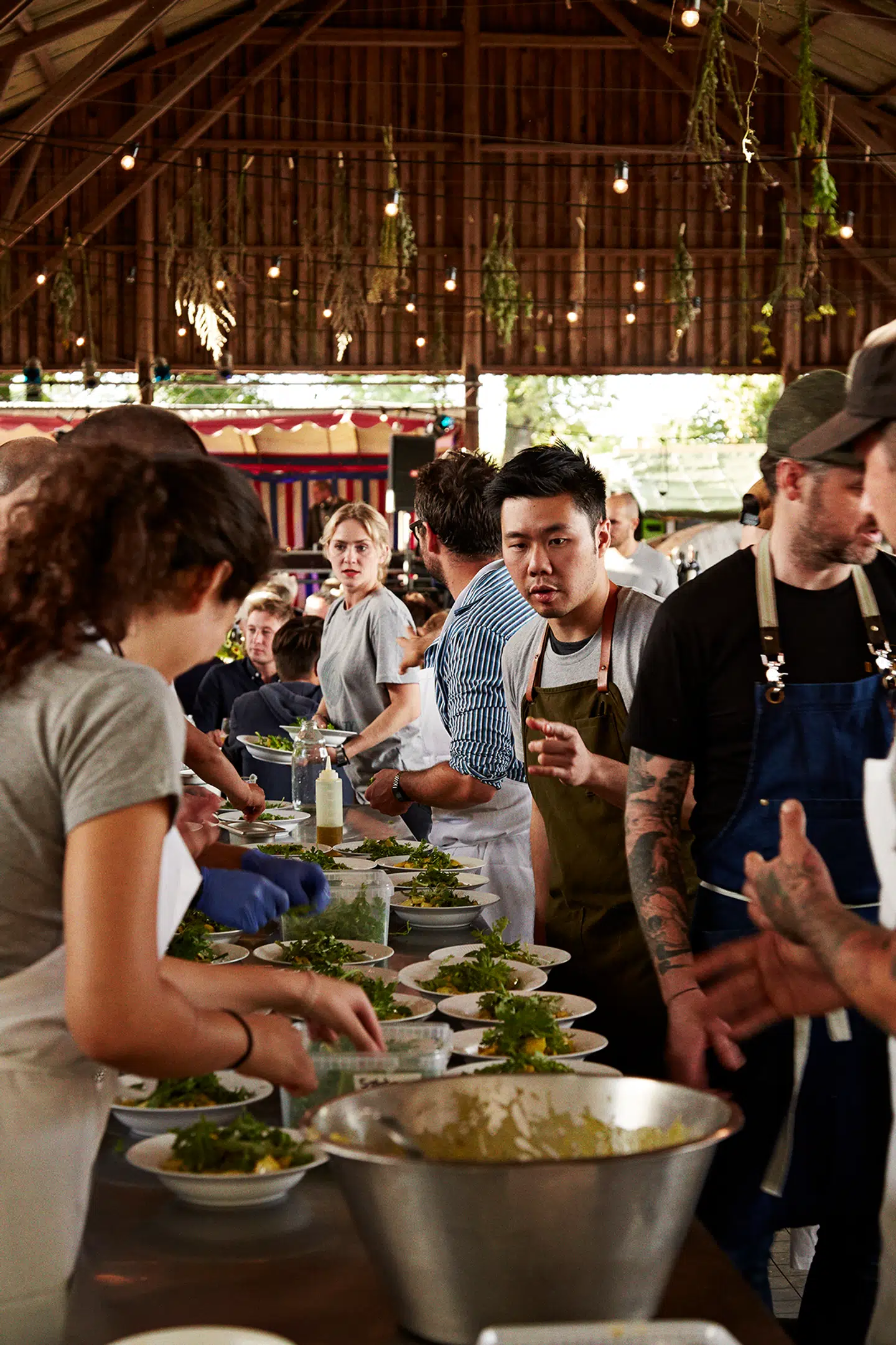 Relæ rykker ud i sommerlandet. Her fra en tidligere festival. Midtfor står Relæs køkkenchef, Jonathan Tam.