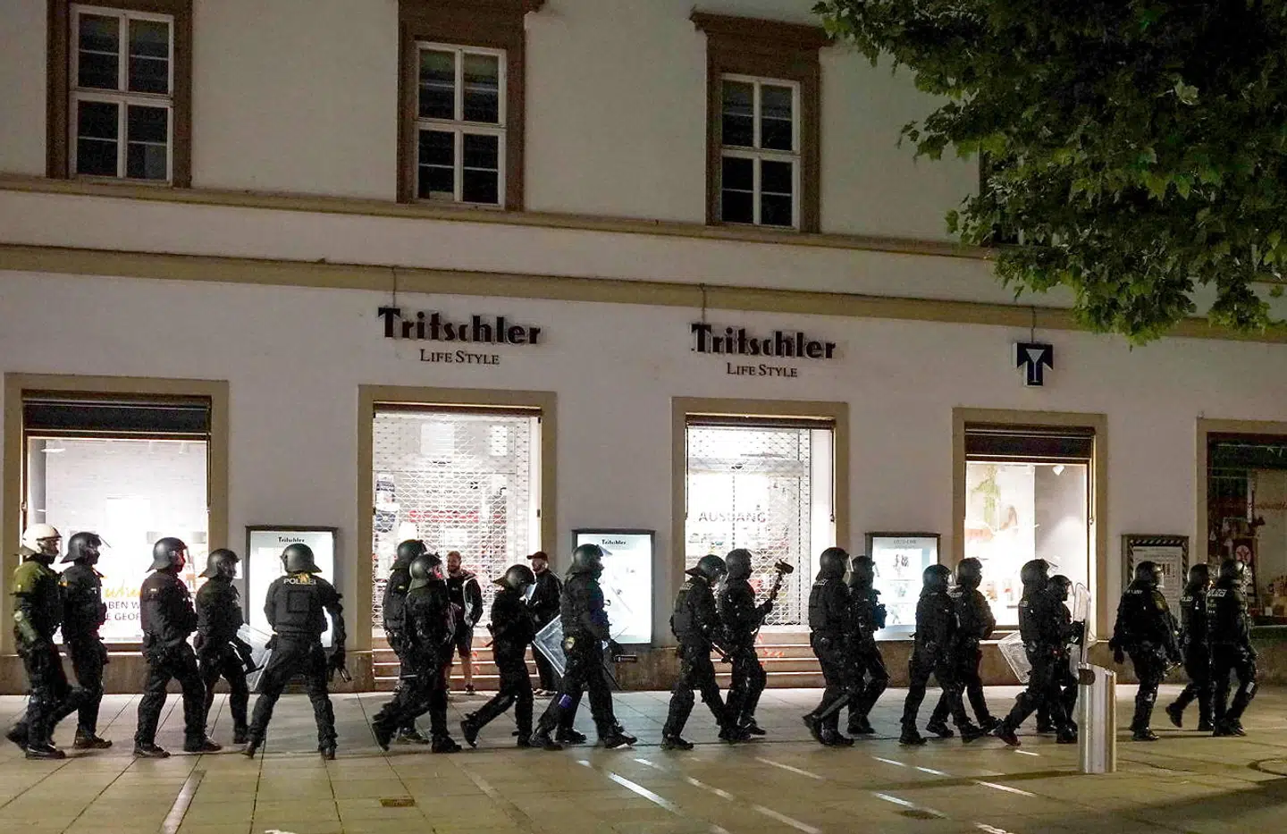 Natten til søndag kom politiet pludselig under angreb i Stuttgart. Nu forsøger myndighederne at forstå, hvad der foregik.