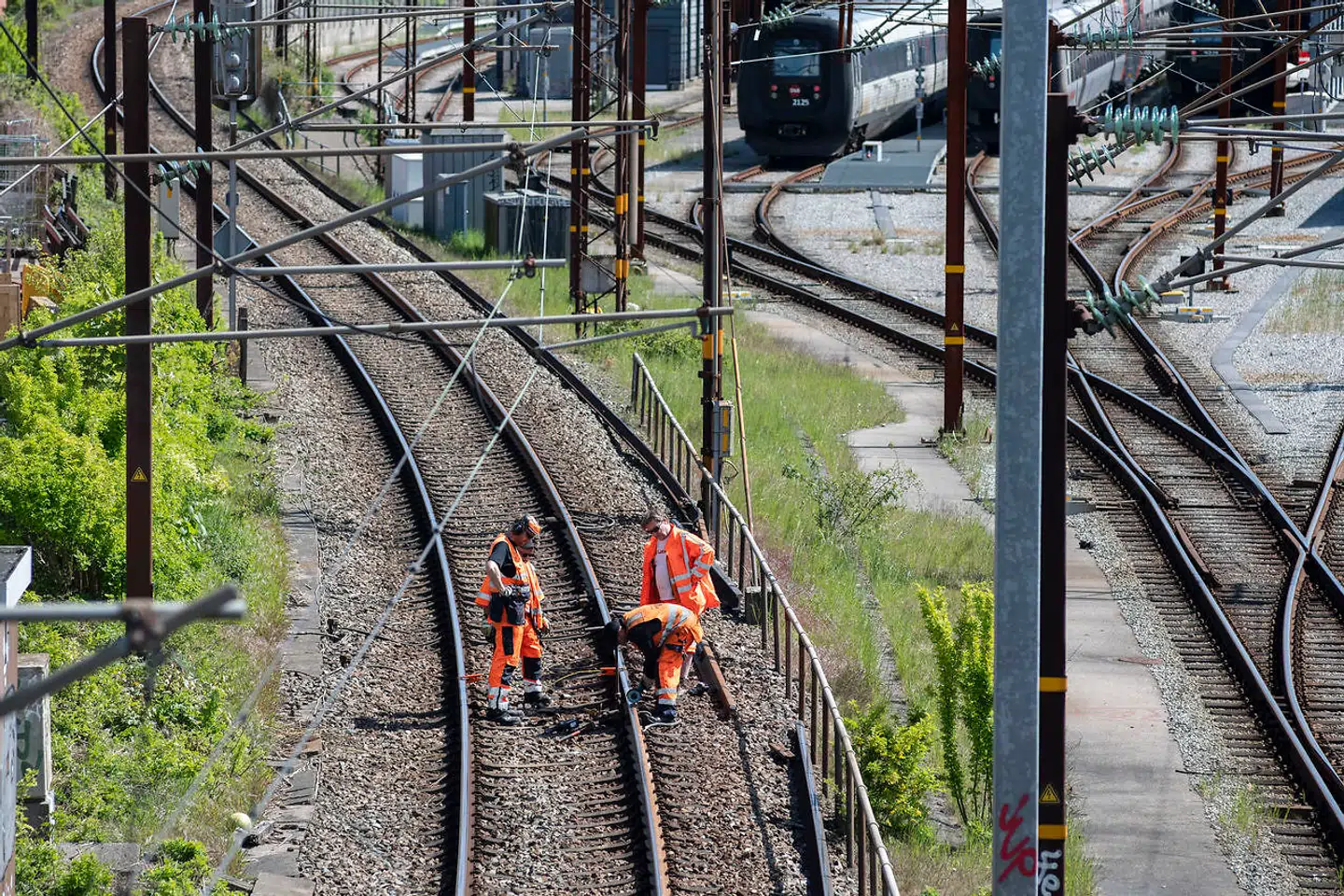 Det ligner smørelse, når ansatte i statens jernbanestyrelsen, Banedanmark spiser og drikker på private leverandørers regning.
