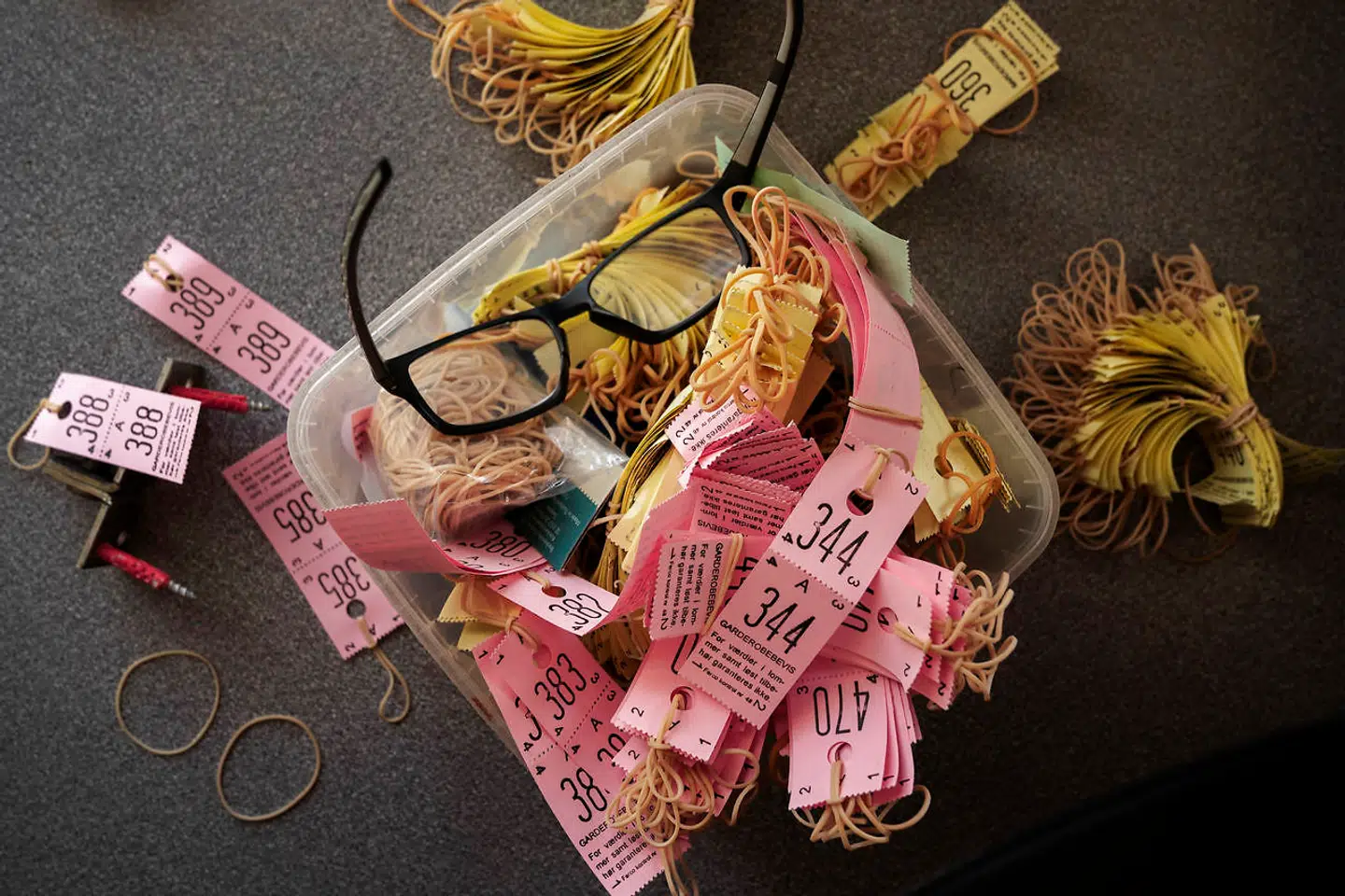 De tidligere forpagtere drev stedet frem til, coronakrisen gjorde sit indtog. Under renoveringen bliver garderoben flyttet for at sikre et bedre flow af gæster og minimere kødannelse på vej ind i den store sal, men de gamle garderobenumre er fortsat at finde i byggerodet.