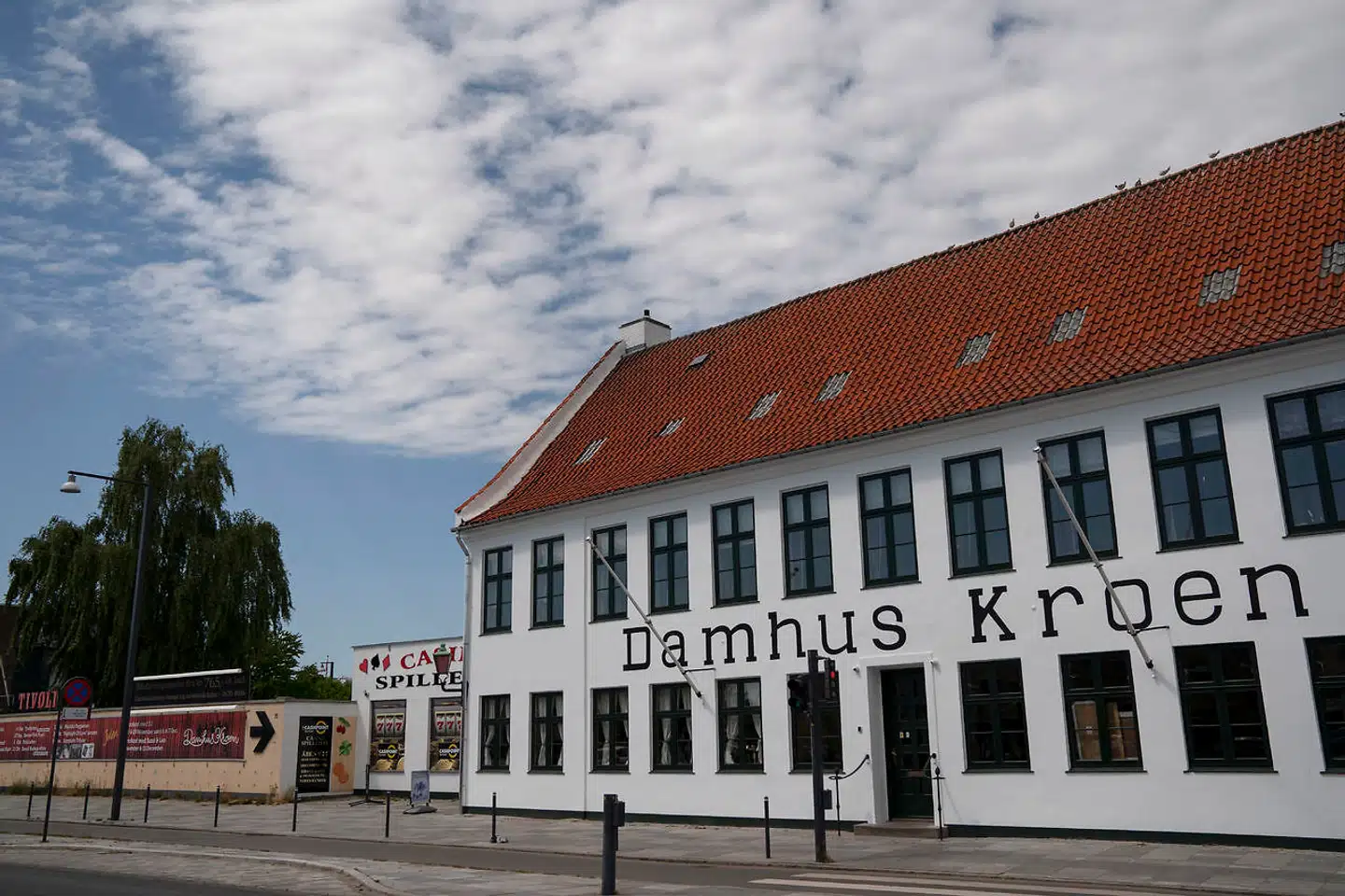 Sidste år blev den afskallede og gullige facade malet hvid, så den nu fremstår som på nogle af de første tegninger af den. Selv om historien går tilbage til den første fjerdedel af 1600-tallet, var det først i 1757, at man opnåede kongeligt privilegium til at drive kro.