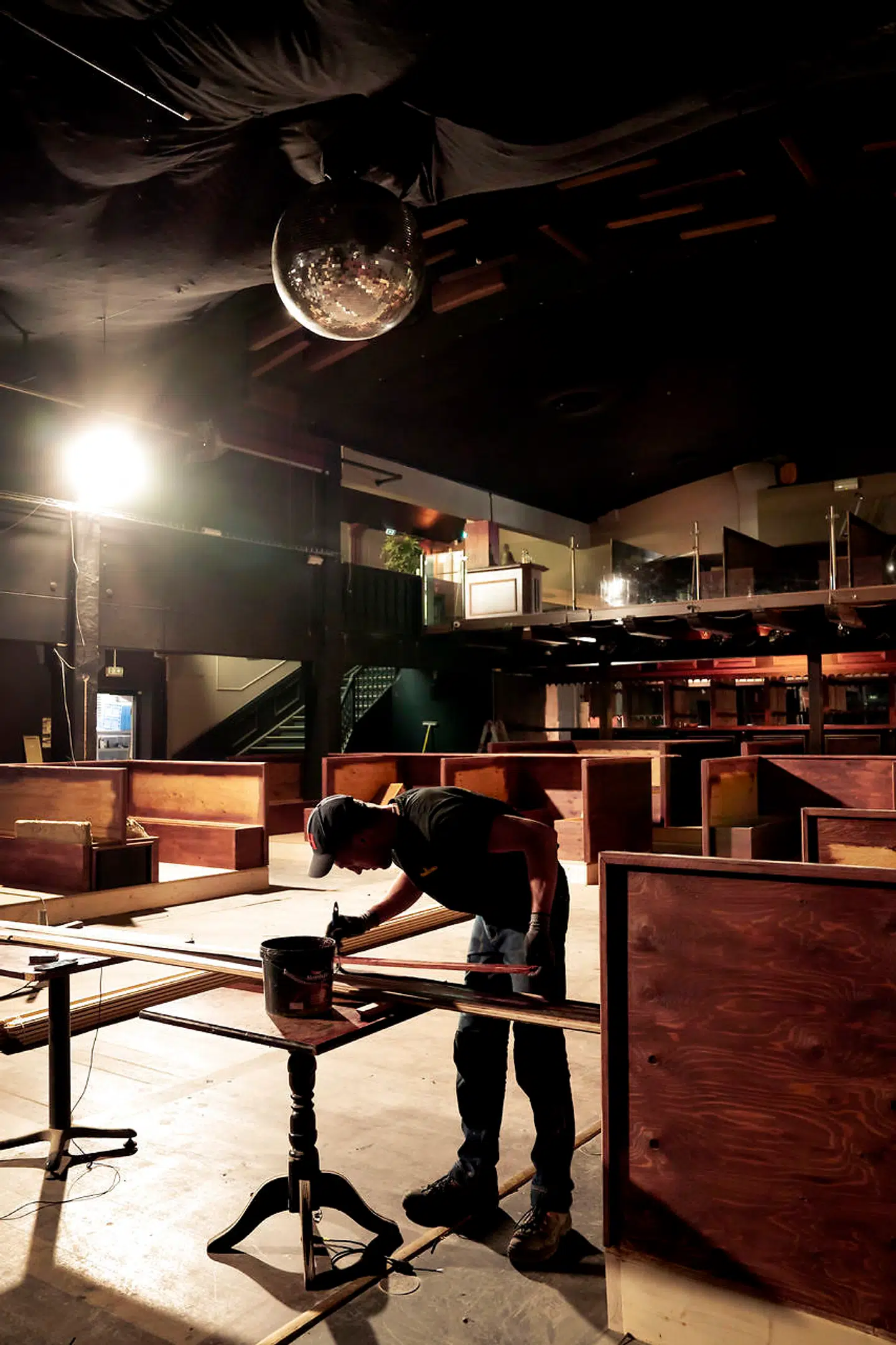 I midtersalen skal der være en indskudt etage over baren, hvor dansegulvet kan overskues. Det samme ses på flere andre af virksomhedens pubber.