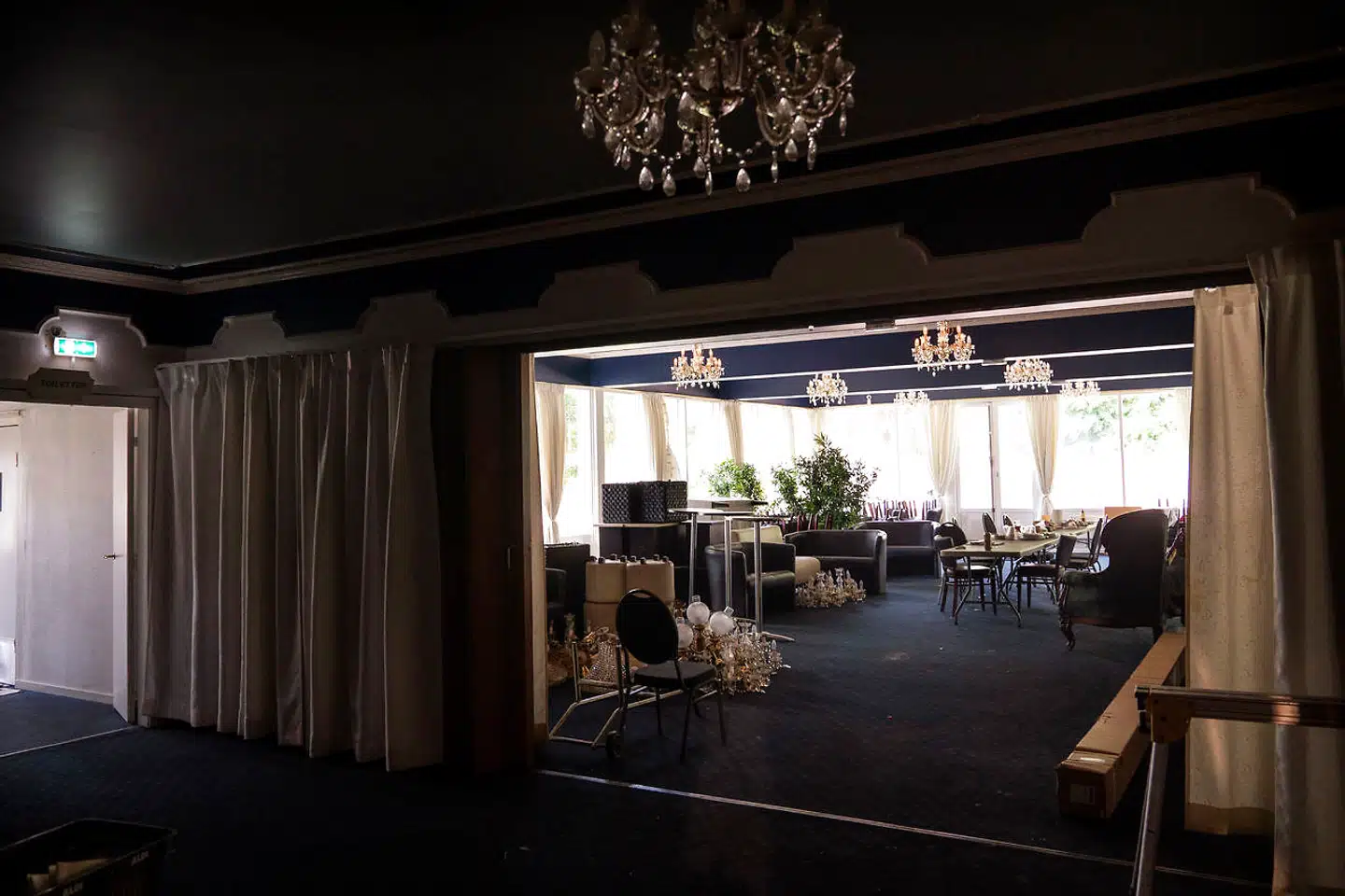 Med adskillige udbygninger gennem årene bliver der massevis af selskabslokaler uden for den store midtersal. Damhuskroen så stor, at det bliver den næststørste Old Irish Pub i Danmark – kun overgået af den lige overfor Tivoli på Vesterbrogade, hvor virksomheden samtidig har sit hovedkontor på toppen.