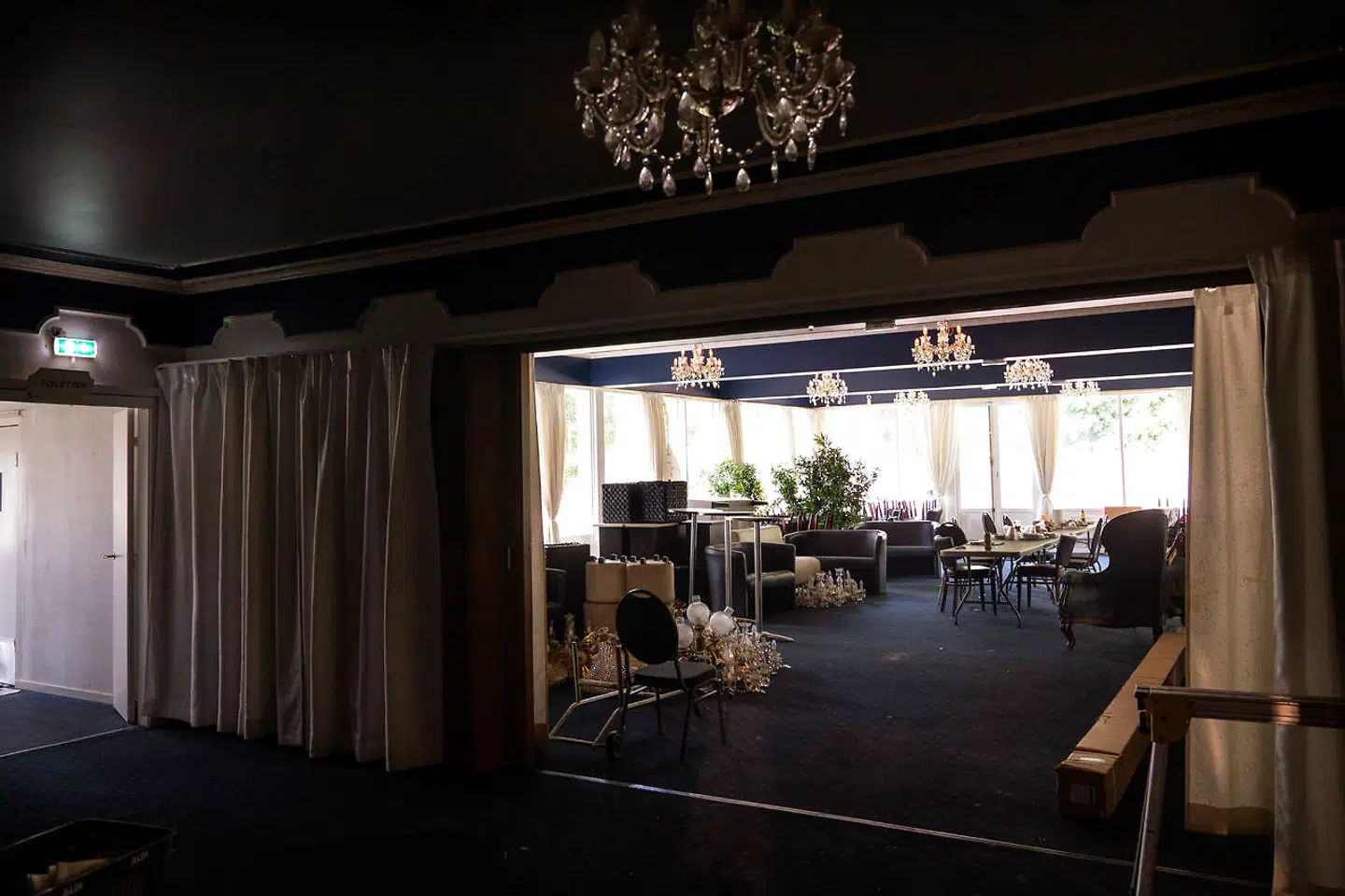 Med adskillige udbygninger gennem årene bliver der massevis af selskabslokaler uden for den store midtersal. Damhuskroen så stor, at det bliver den næststørste Old Irish Pub i Danmark – kun overgået af den lige overfor Tivoli på Vesterbrogade, hvor virksomheden samtidig har sit hovedkontor på toppen.