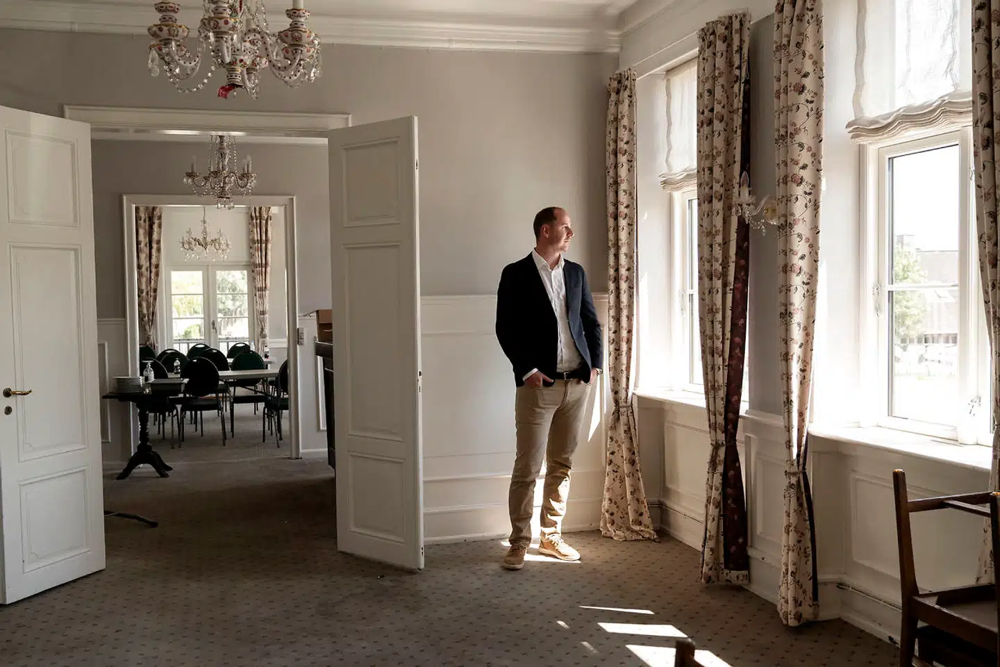Den første del af Damhuskroen består af den gamle bygning tilbage fra 1600-tallet. Lokalerne skal indrettes til firmaarrangementer og lignende, men renoveringen er ikke nået hertil endnu.