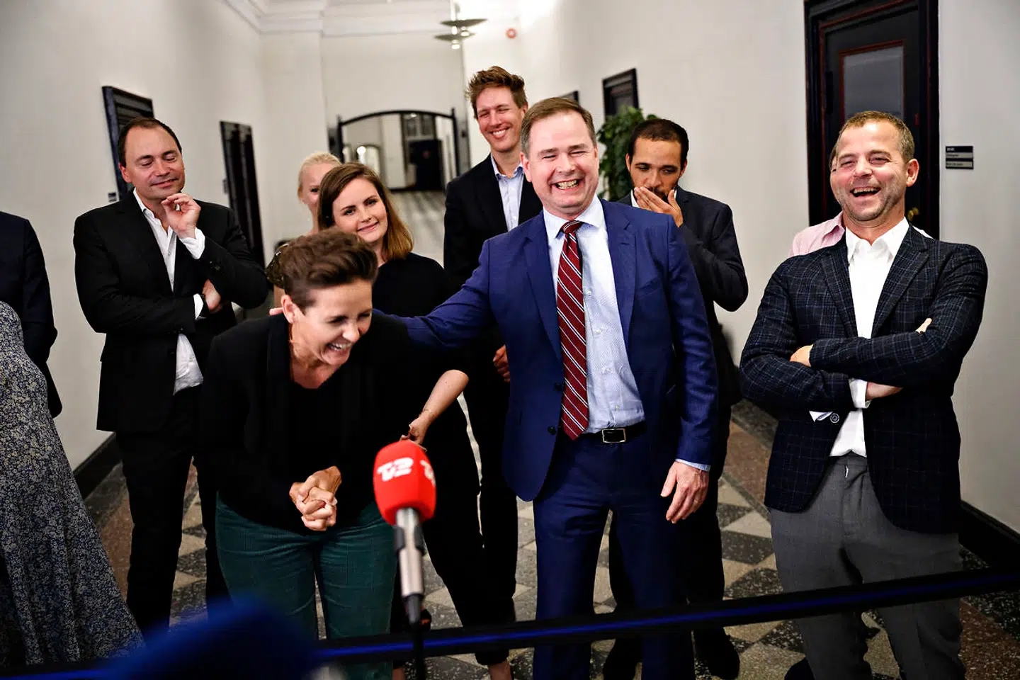 Søndag var for længst blevet til mandag, da politikerne efter timelange forhandlinger i Finansministeriet kunne præsentere en klimaaftale. Finansminister Nicolai Wammen (S), SF-formand Pia Olsen Dyhr, de Radikales leder, Morten Østergaard, og de øvrige toppolitikere brød flere gange ud i latter under præsentationen.