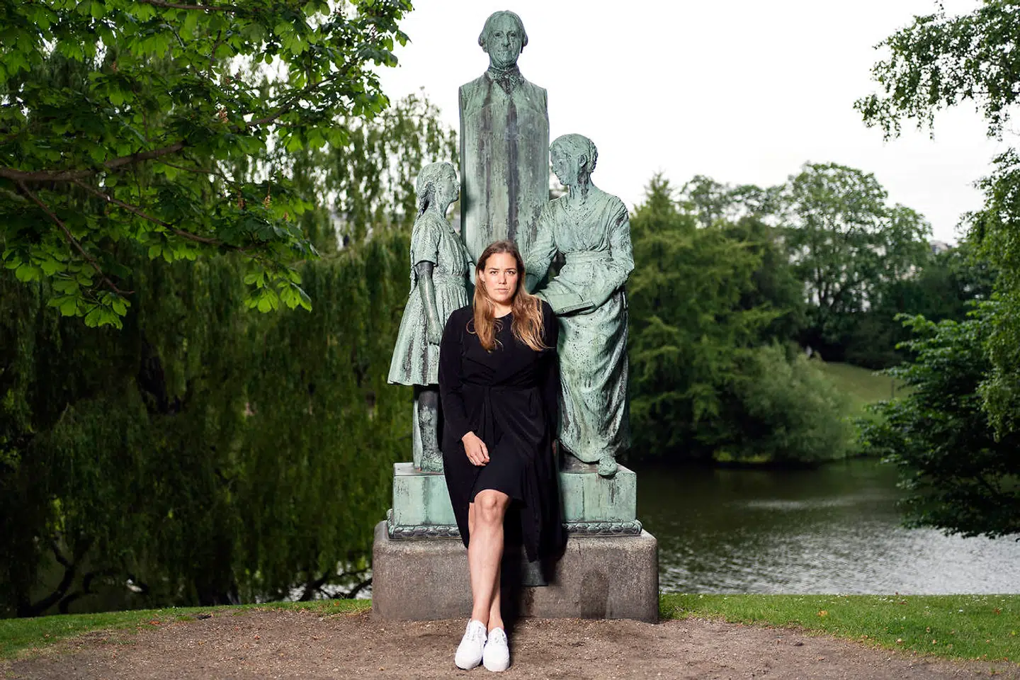 Historiker Gry Jexen foran en statue af Nathalie Zahle, som var forkæmper for kvinders ret til uddannelse og i 1852 startede N. Zahles Skole, en pigeskole. Dengang var det ikke almindeligt, at kvinder fik uddannelse. Statuen var den første, der blev rejst af en kvinde på grund af hendes bedrifter, og ikke fordi hun var fyrstelig.
