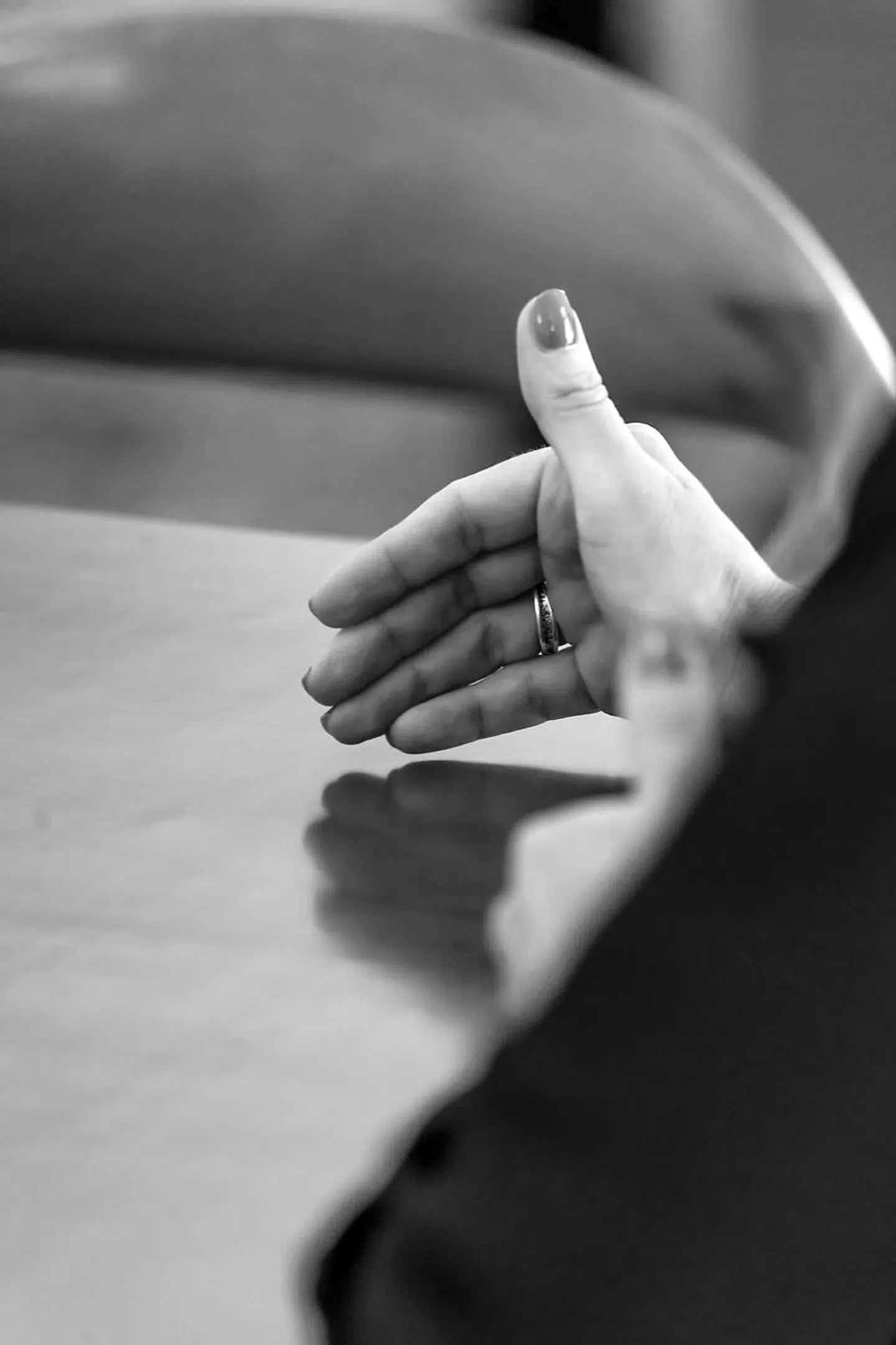 Under coronakrisen er Mette Frederiksen (S) blevet beskyldt for at lægge alt for lidt vægt på økonomien i sit fokus på sundheden. Hun mener, det er en falsk modsætning.