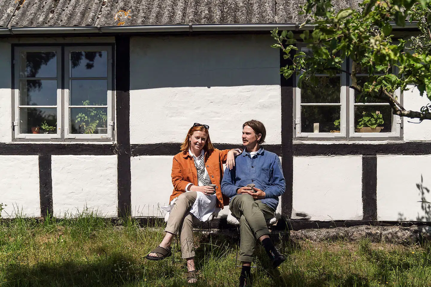 Man får mange kvadratmeter hus for 1,3 millioner kroner på Fejø. Nicolai Gren Hagelskjær og Marie Malling Raunkjær foran bindingsværkshuset, som har været deres hjem i tre måneder.