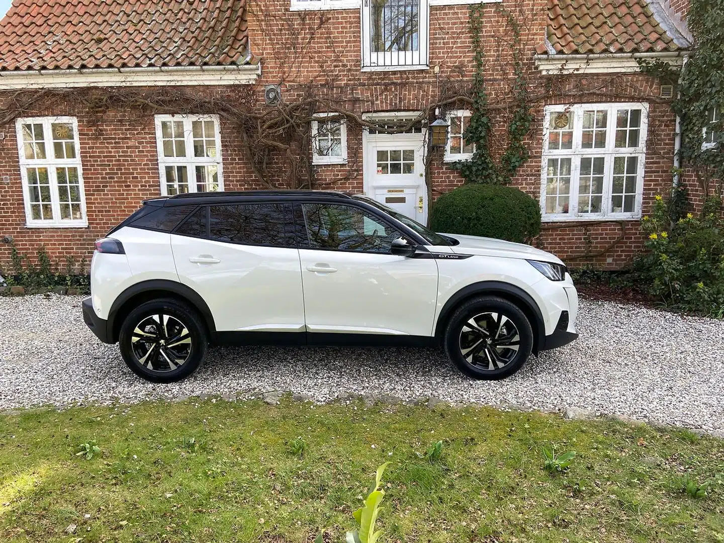 Peugeot 2008 er en elegant og rummelig mini-SUV, hvor design og fransk attitude er i højsædet.