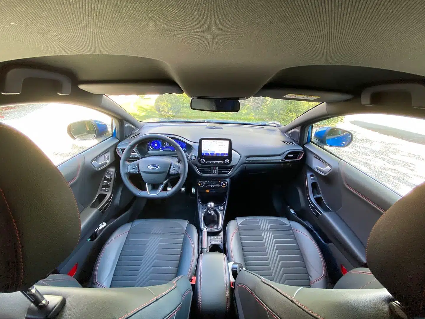 Ford Puma har ST-Line-røde syninger og forrygende sæder – men den resterende indretning er ikke svøbt i sexappeal. Funktionelt er den dog bestået.