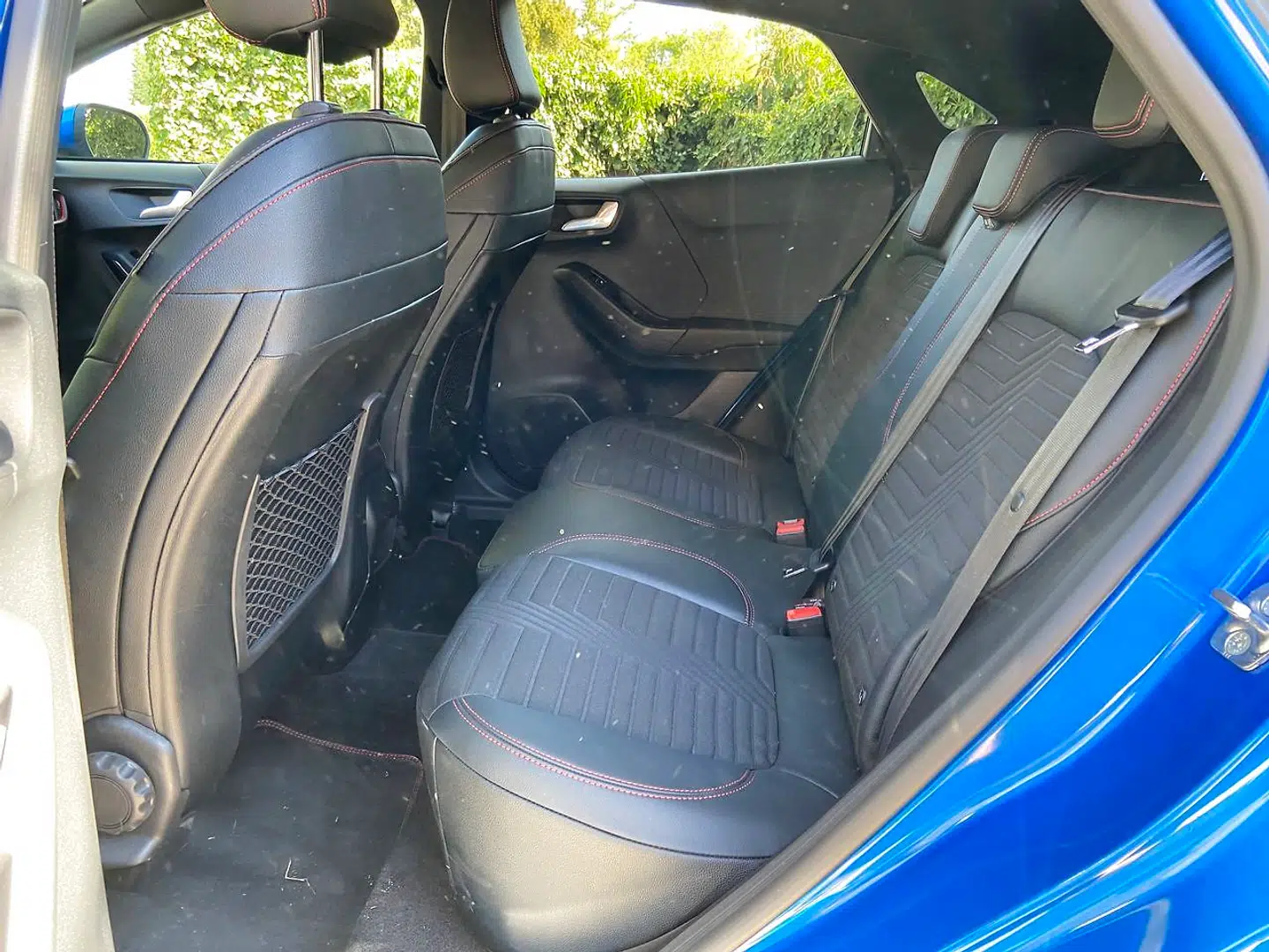 Ford Puma er velkørende, men ikke klassens største bil, og bagsædet er ikke til de mest langlemmede teenagere over 1,80 meter.